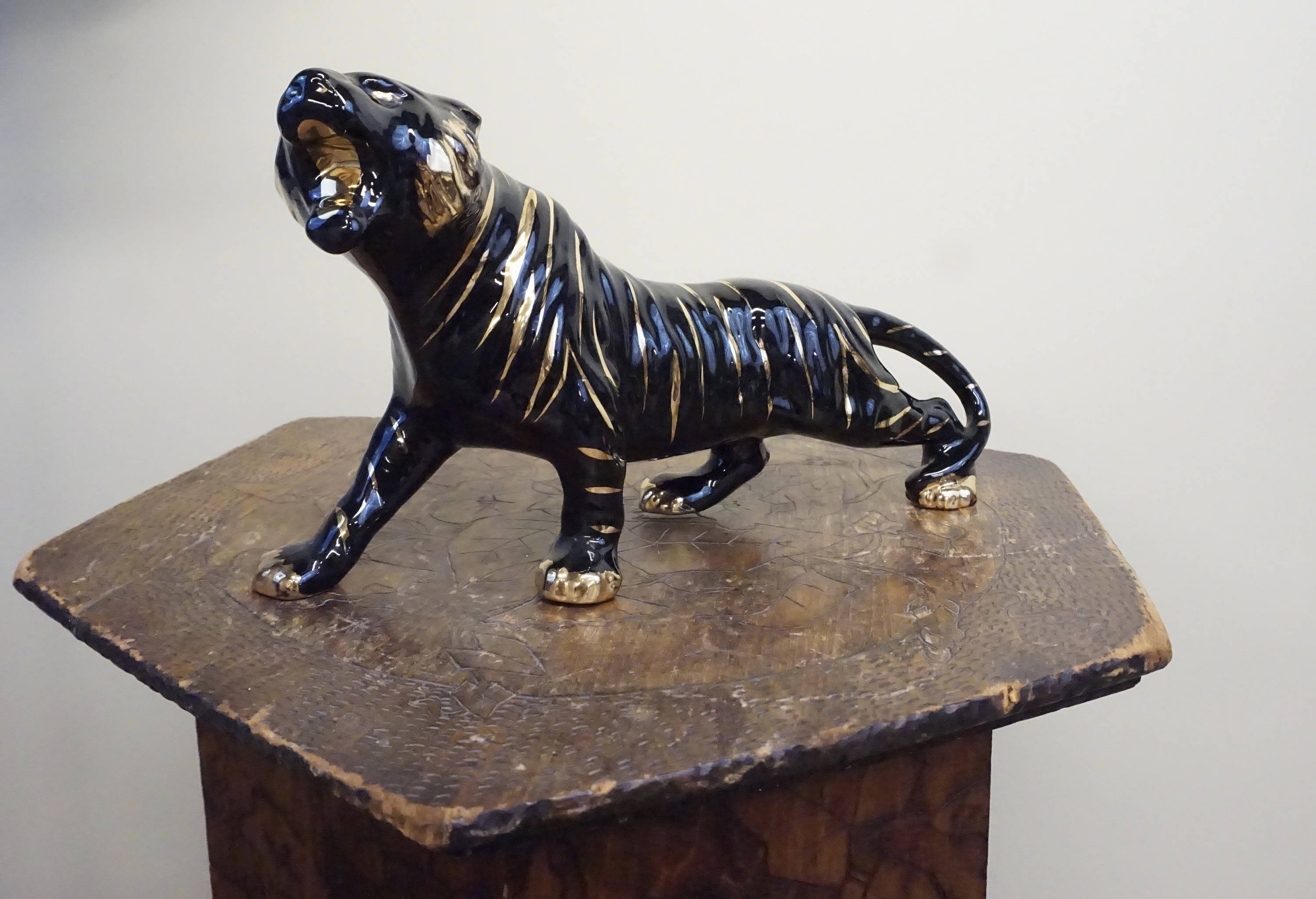 50s60sビンテージ絵Tiger ミッドセンチュリー　アンティーク雑貨 1950s Black & Gold Ceramic Tiger Statue - Vintage Home Decor
