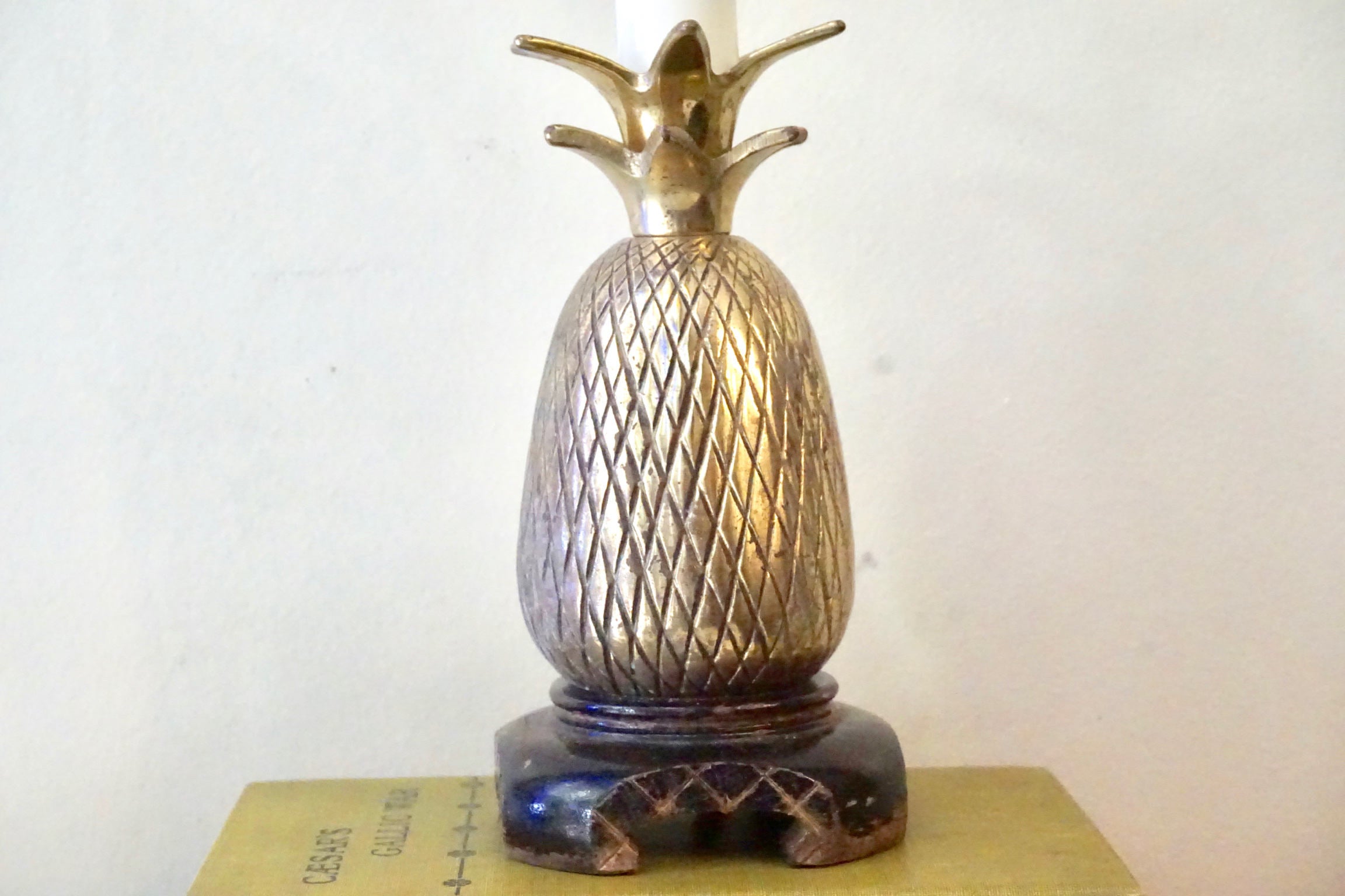 Vintage brass pineapple-shaped table lamp on wooden base, decorative bohemian home decor accent light fixture