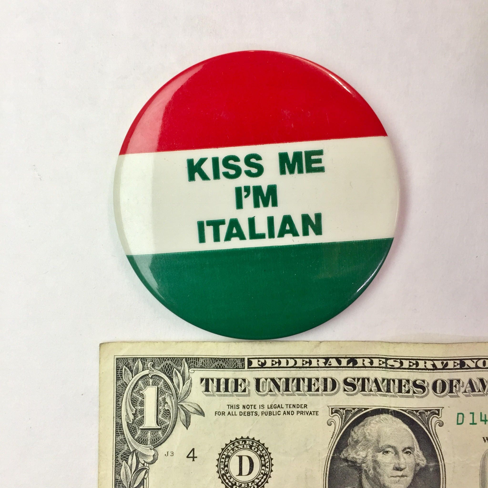 Kiss me I'm Italian pin | vintage | retro | gift idea | Italy | vest pin | patches & pins | accessories | red and green | pin back | button