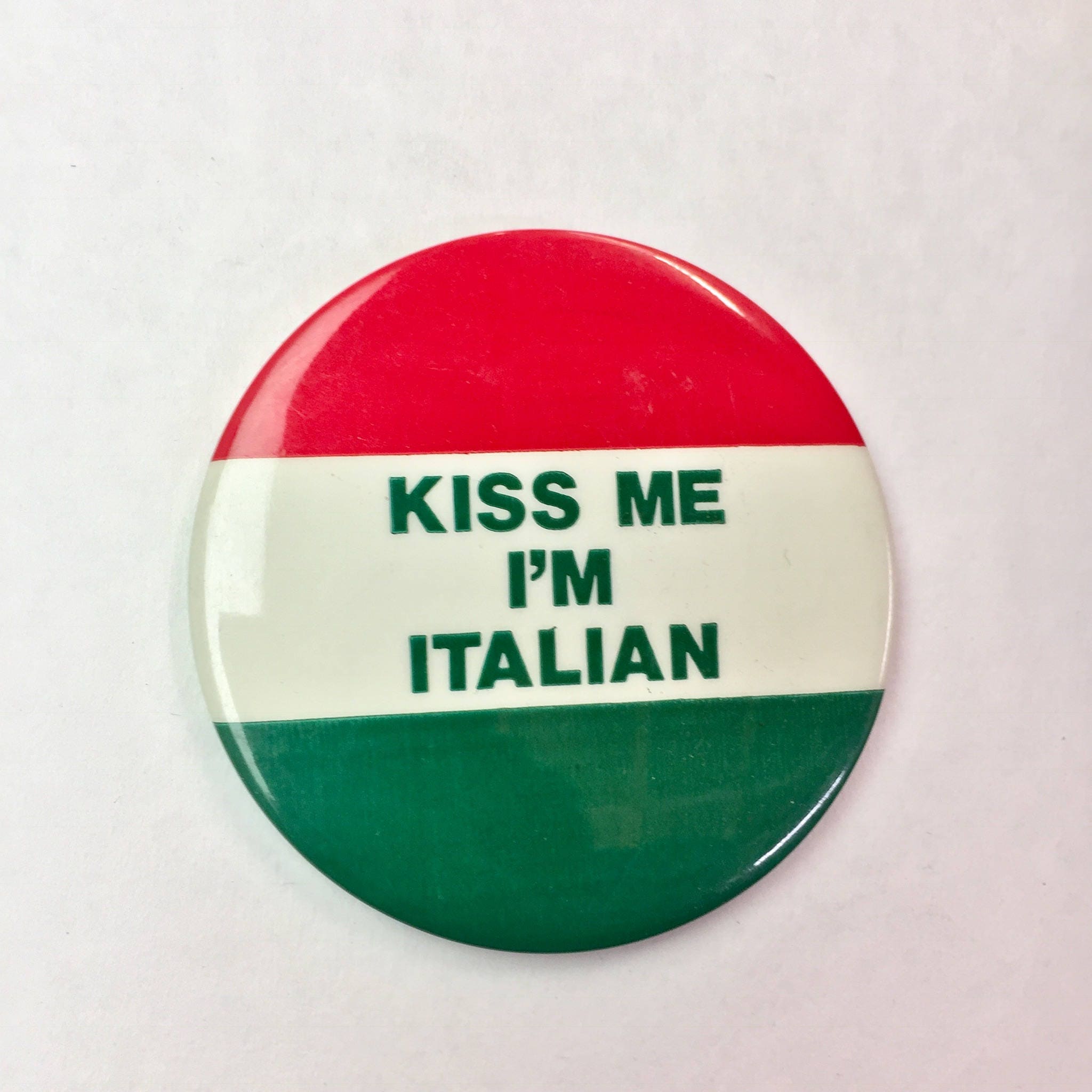 Kiss me I'm Italian pin | vintage | retro | gift idea | Italy | vest pin | patches & pins | accessories | red and green | pin back | button
