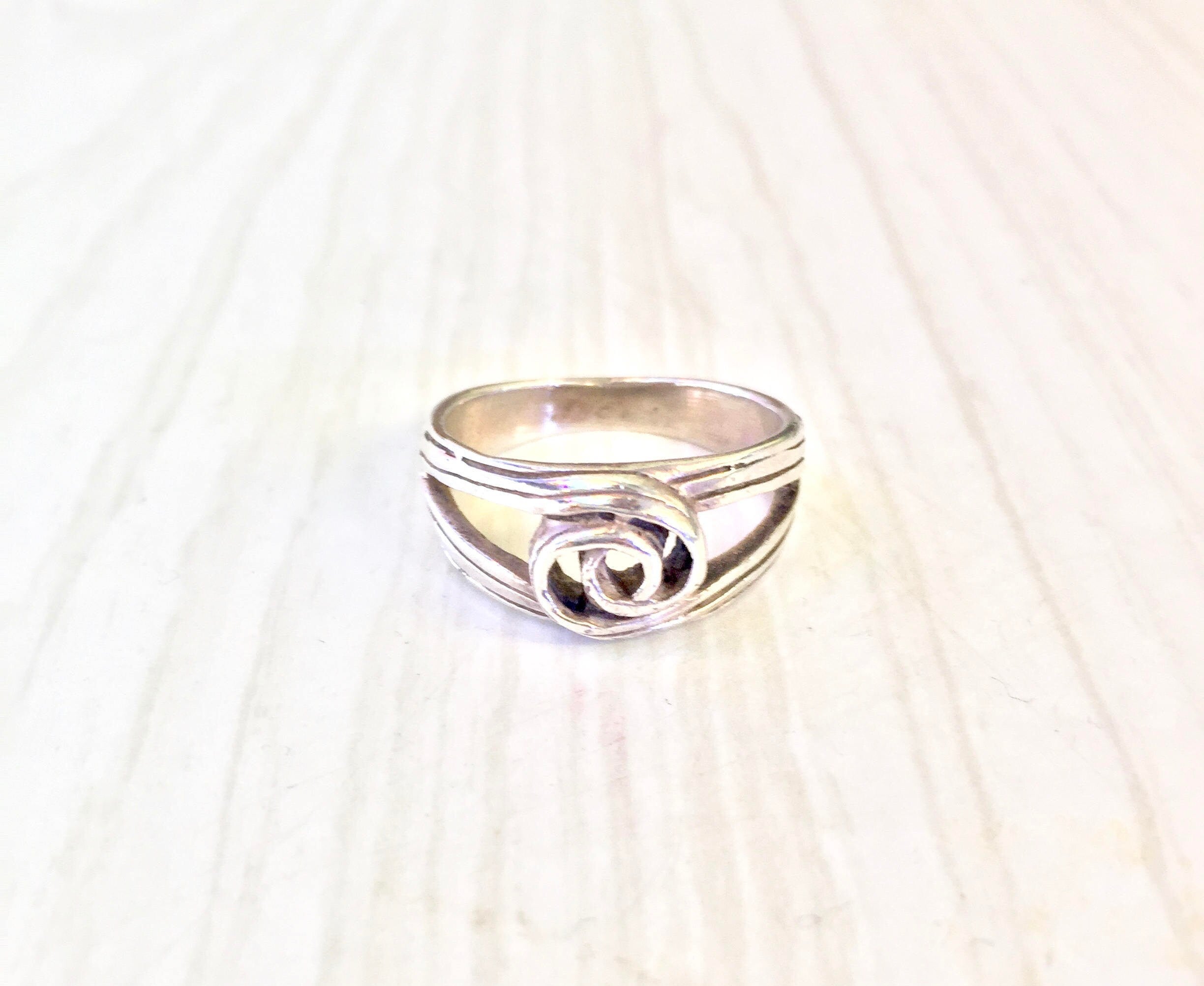 Vintage Sterling Silver Ring with Simple Design | Interlocking Ring Design | Double Circle Ring | Knot Ring | Vintage Jewelry