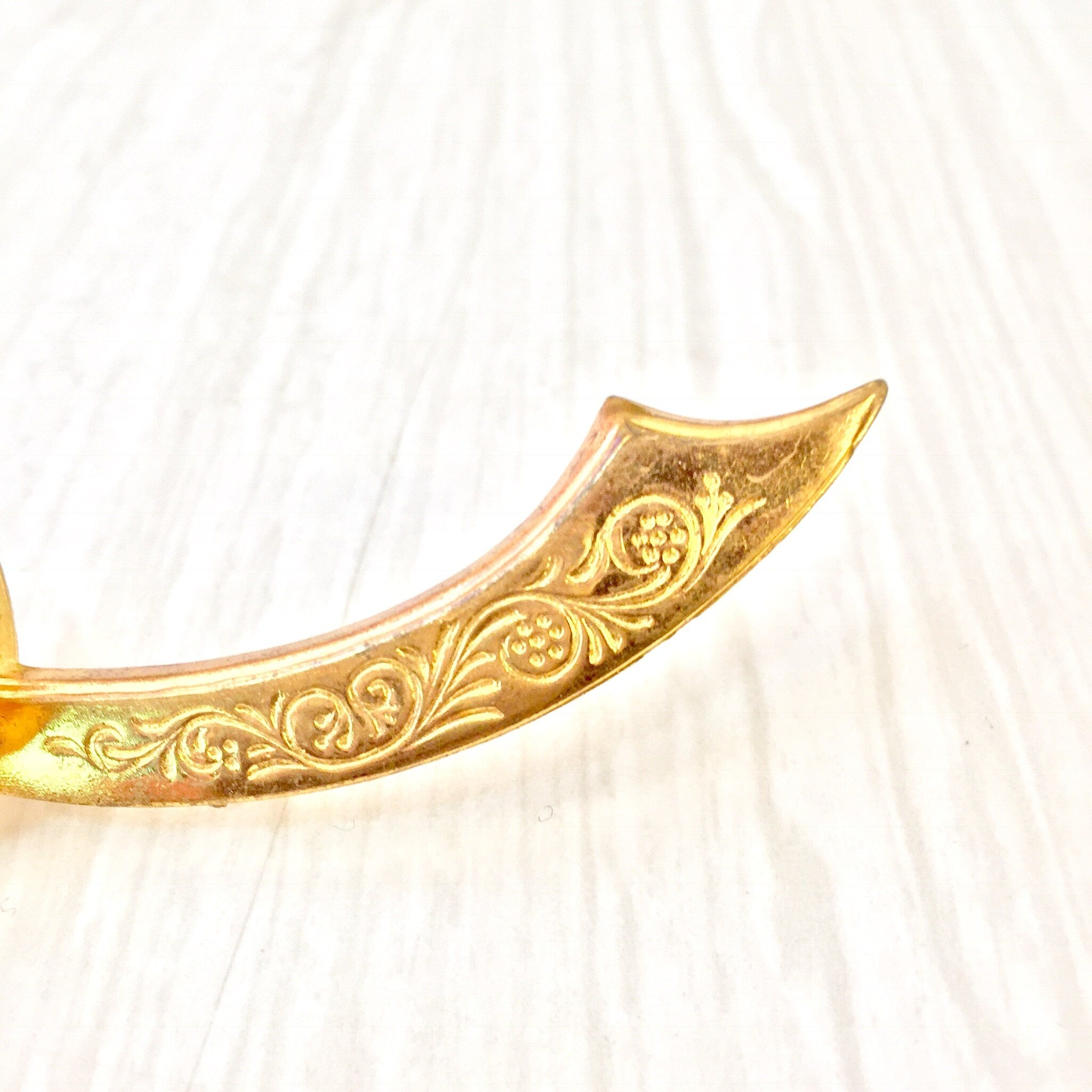 Vintage Sword Brooch | Scimitar Brooch | Gold Tone Pin | Costume Jewelry | Vintage Jewelry | Vintage Pin | Sword Jewelry | Gemstone | Brooch