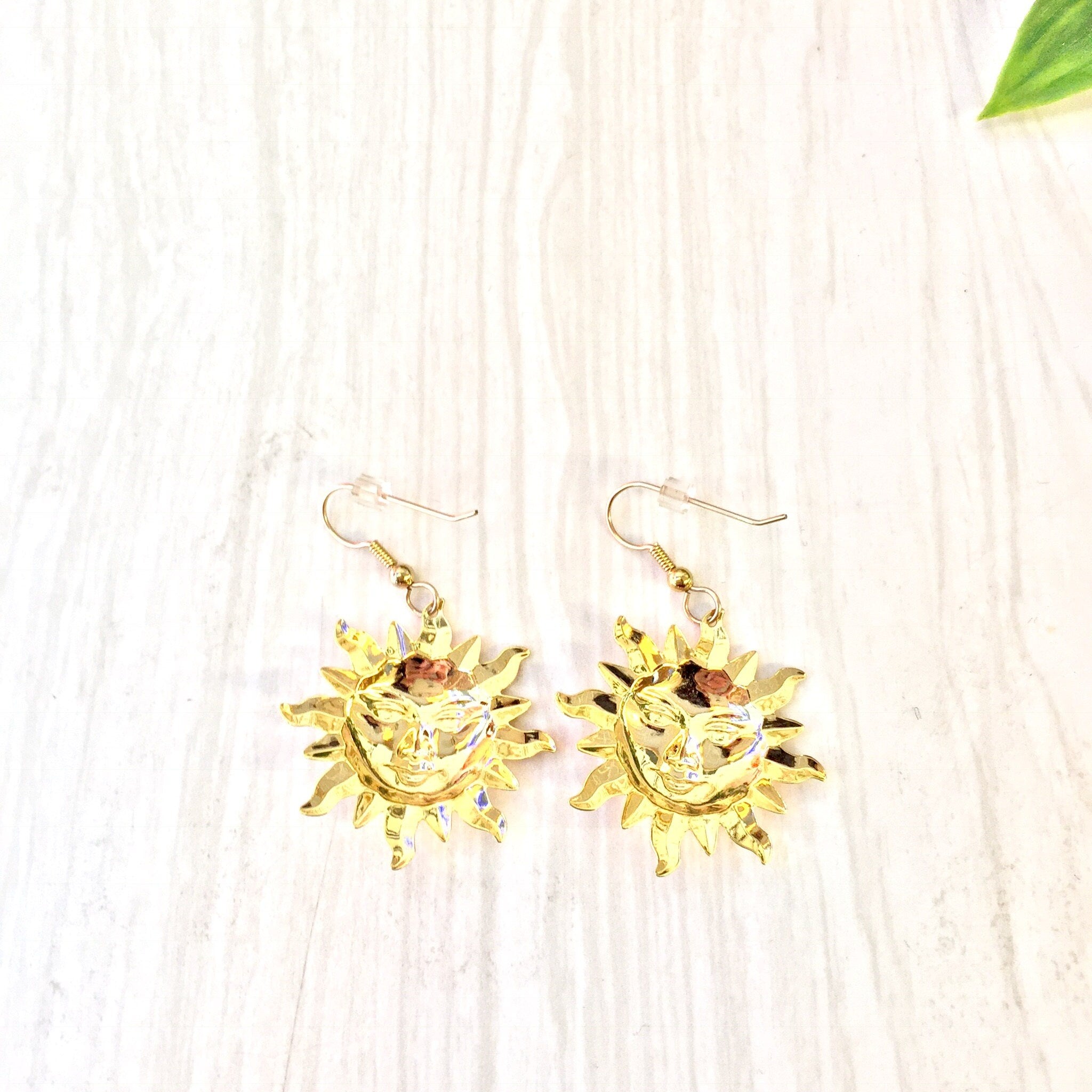 Vintage Gold Tone Earrings | Vintage Jewelry | 90's Fashion | Sun Earrings | Sun Face Earrings | Costume Jewelry | Earrings | Valentines Day