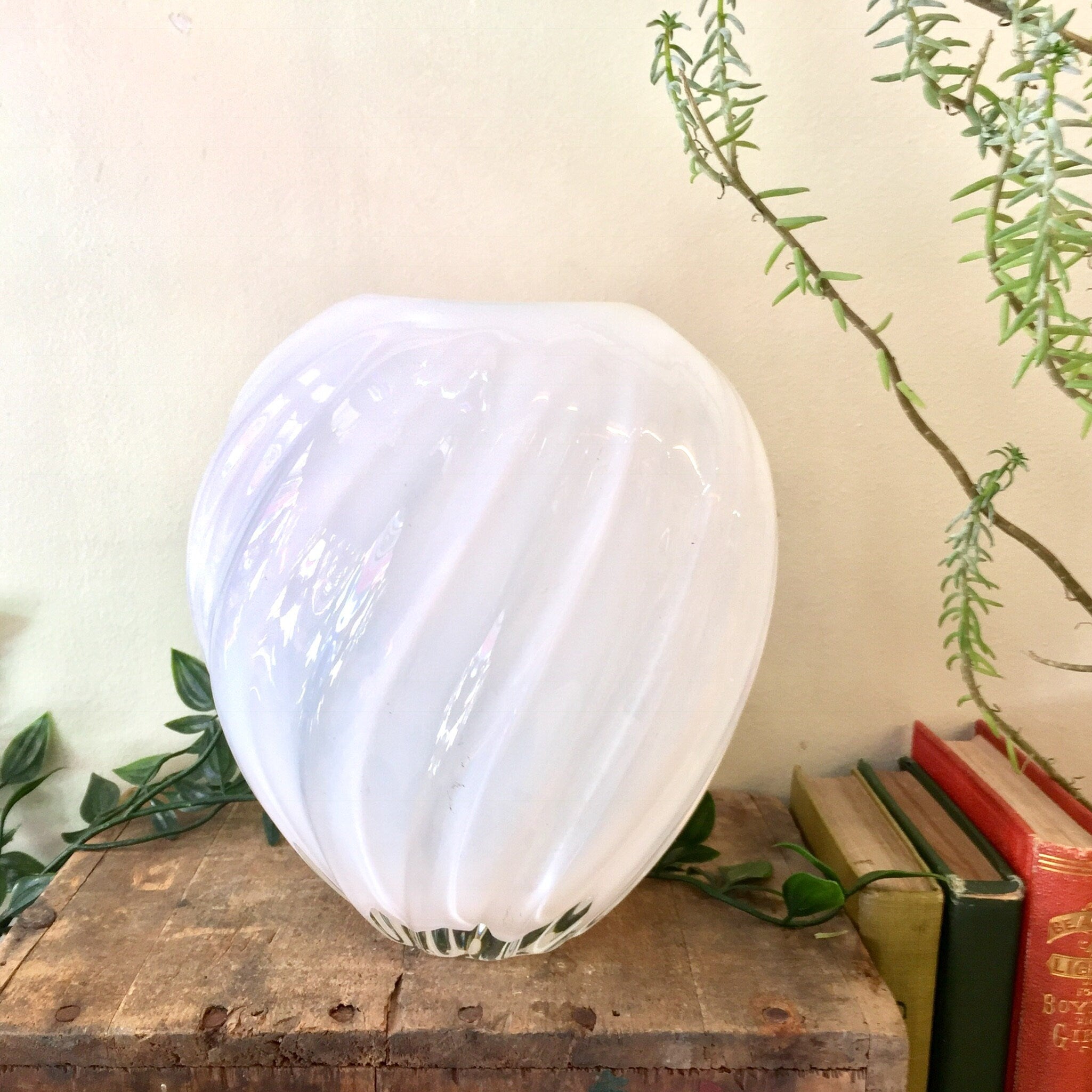 Vintage White Vase, Glass Vase, Opalescent Vase, Art Deco Decor, Vintage Home Decor, Centerpiece, Flowers, Floral Arrangement, Plants, Green