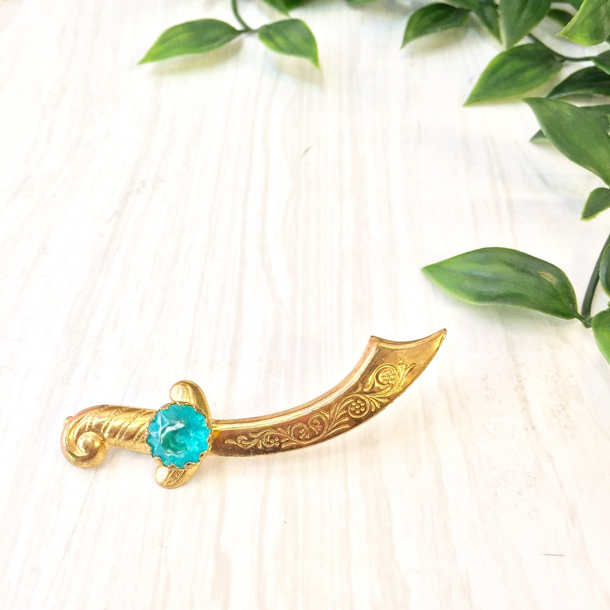 Vintage Sword Brooch | Scimitar Brooch | Gold Tone Pin | Costume Jewelry | Vintage Jewelry | Vintage Pin | Sword Jewelry | Gemstone | Brooch