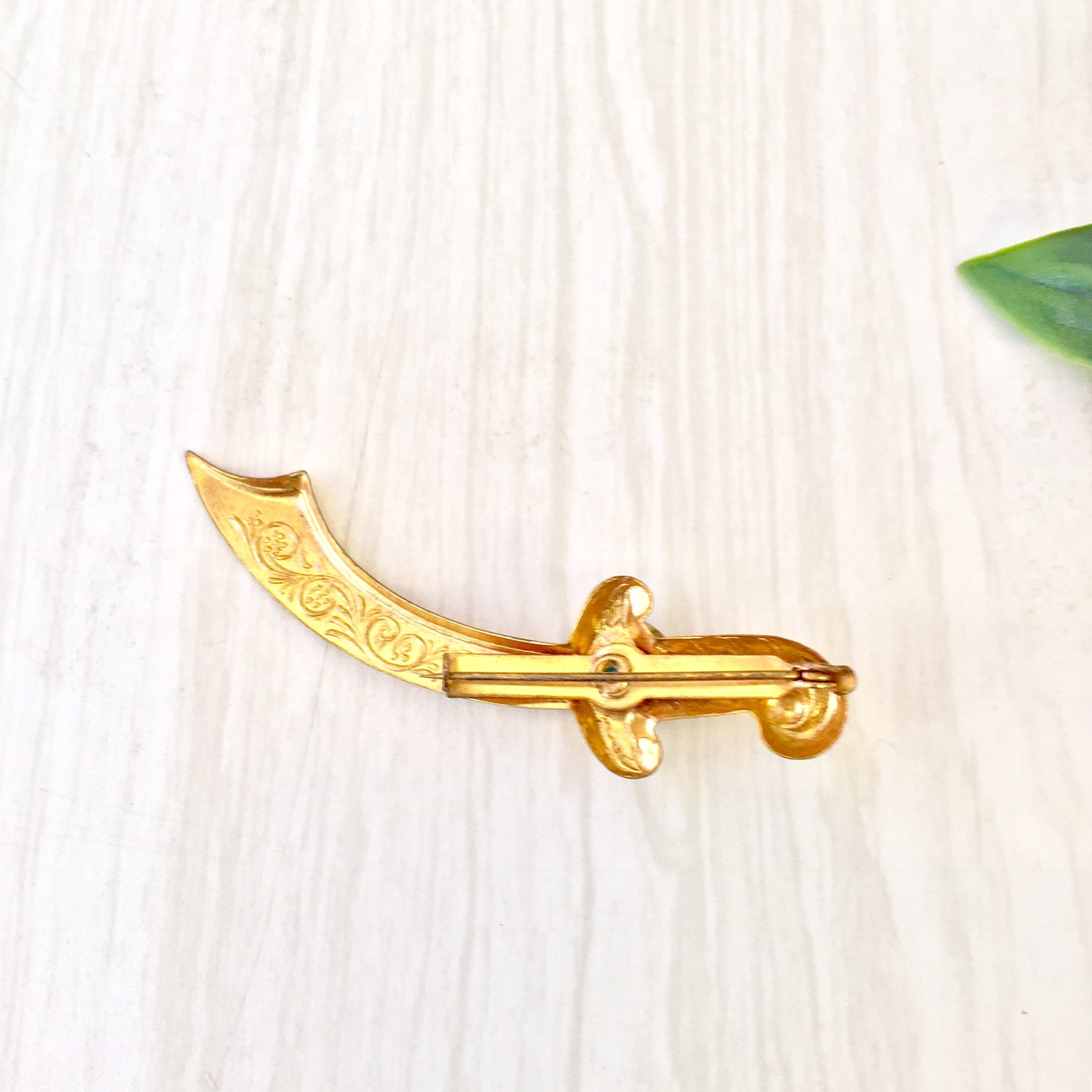 Vintage Sword Brooch | Scimitar Brooch | Gold Tone Pin | Costume Jewelry | Vintage Jewelry | Vintage Pin | Sword Jewelry | Gemstone | Brooch