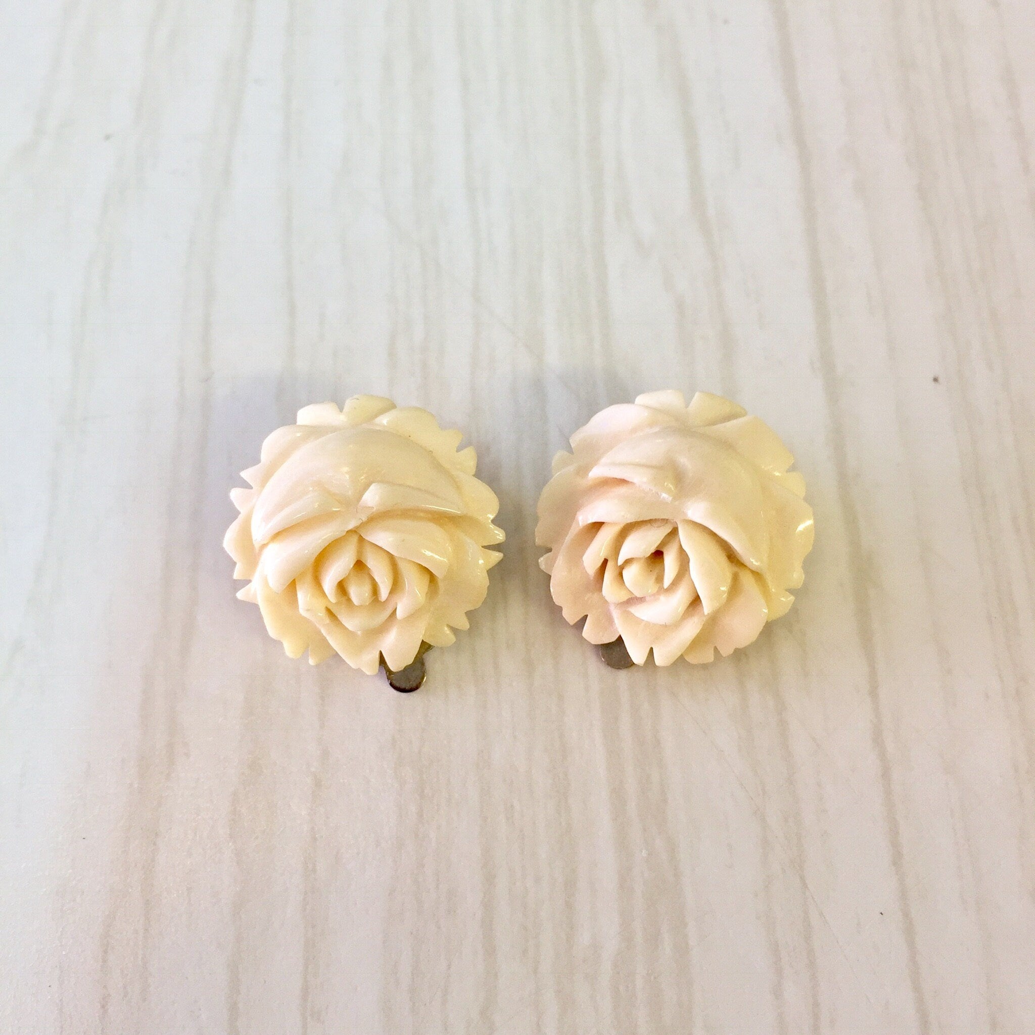 Vintage Earrings, Clip On Earrings, Rose Earrings, Plastic Earrings, Floral Earrings, Flowers, Vintage Jewelry, White, Cream, Rose, Small