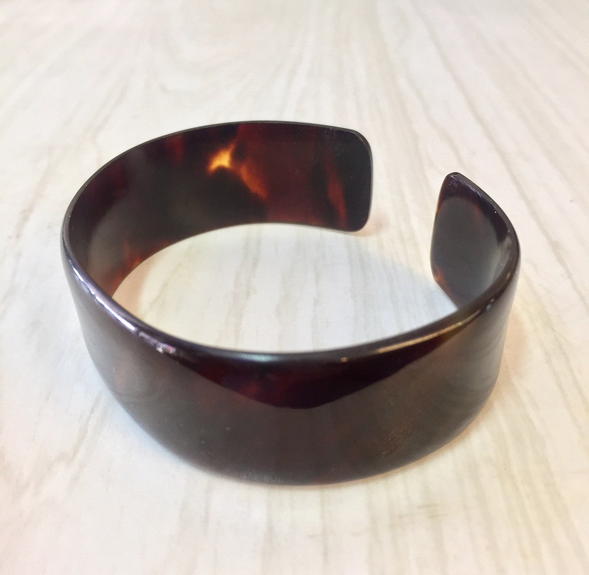 Vintage brown tortoise shell pattern plastic cuff bracelet, small size costume jewelry from retro era