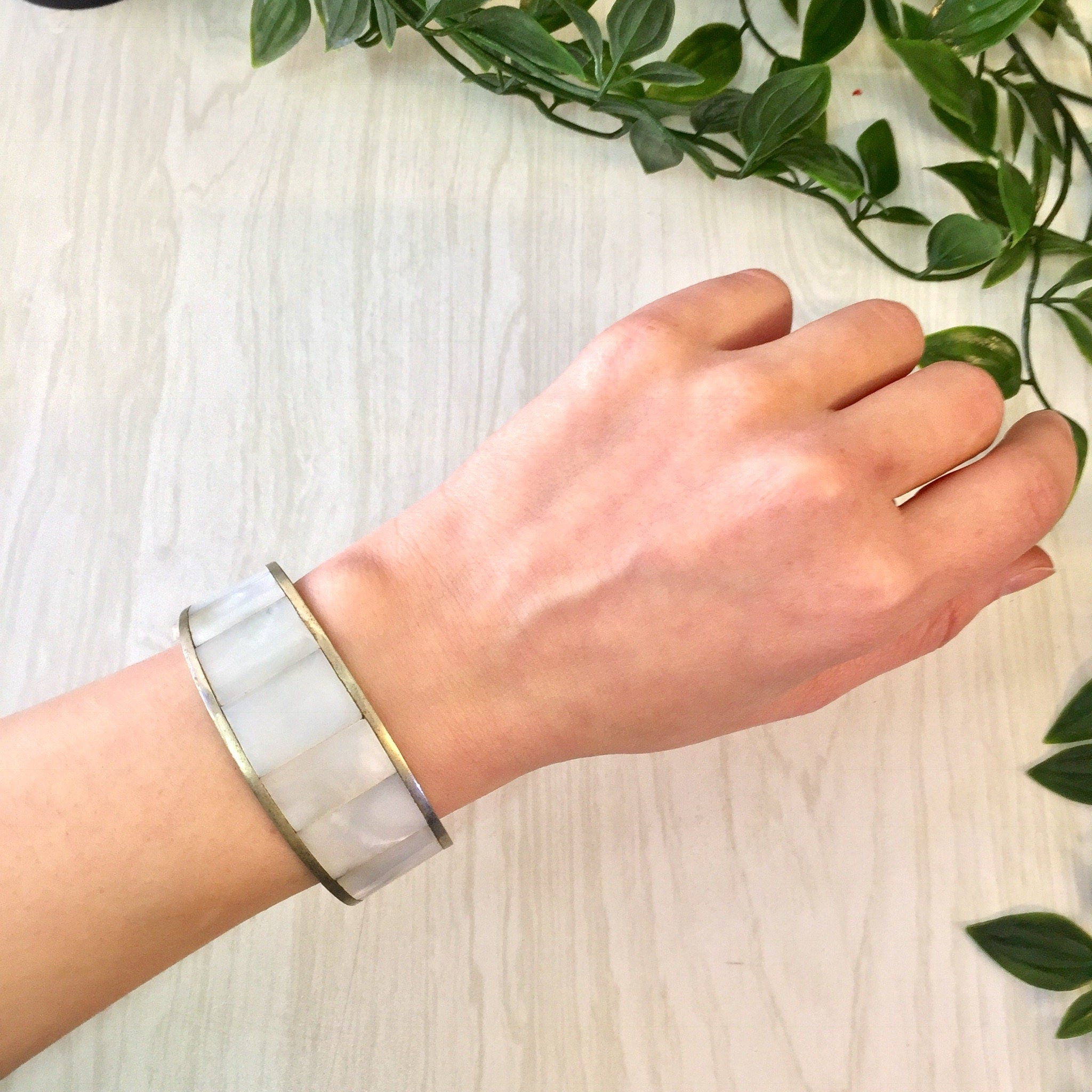 Vintage Cuff Bracelet, Brass Bracelet, Mother Of Pearl, Inlayed Stone, Brass Cuff, White, Gold, Brass, Vintage Jewelry, Gift for Mom,