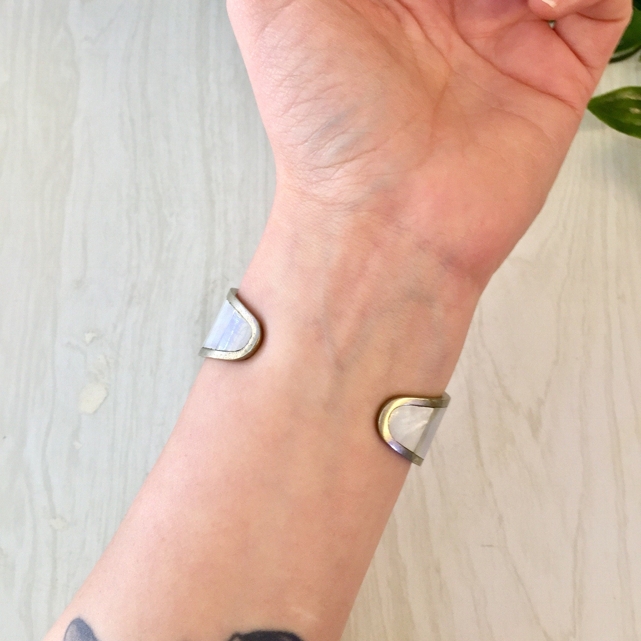 Vintage Cuff Bracelet, Brass Bracelet, Mother Of Pearl, Inlayed Stone, Brass Cuff, White, Gold, Brass, Vintage Jewelry, Gift for Mom,