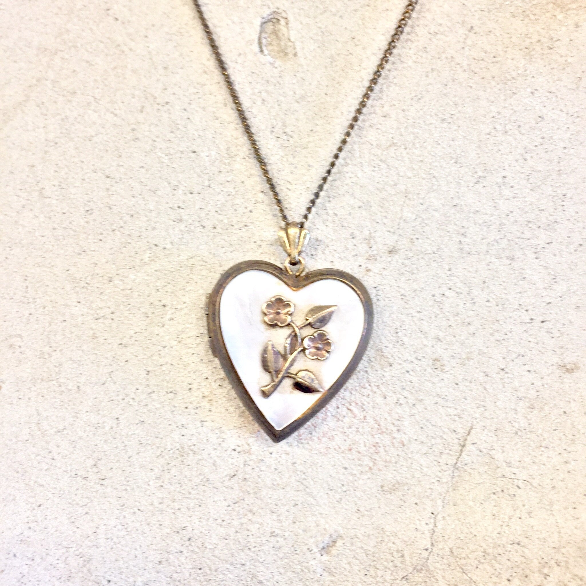 Vintage Locket, Vintage Necklace, Heart Shaped Locket, Mother Of Pearl, Floral Locket, Gold Filled Locket, Pendant Necklace,Keepsake Jewelry
