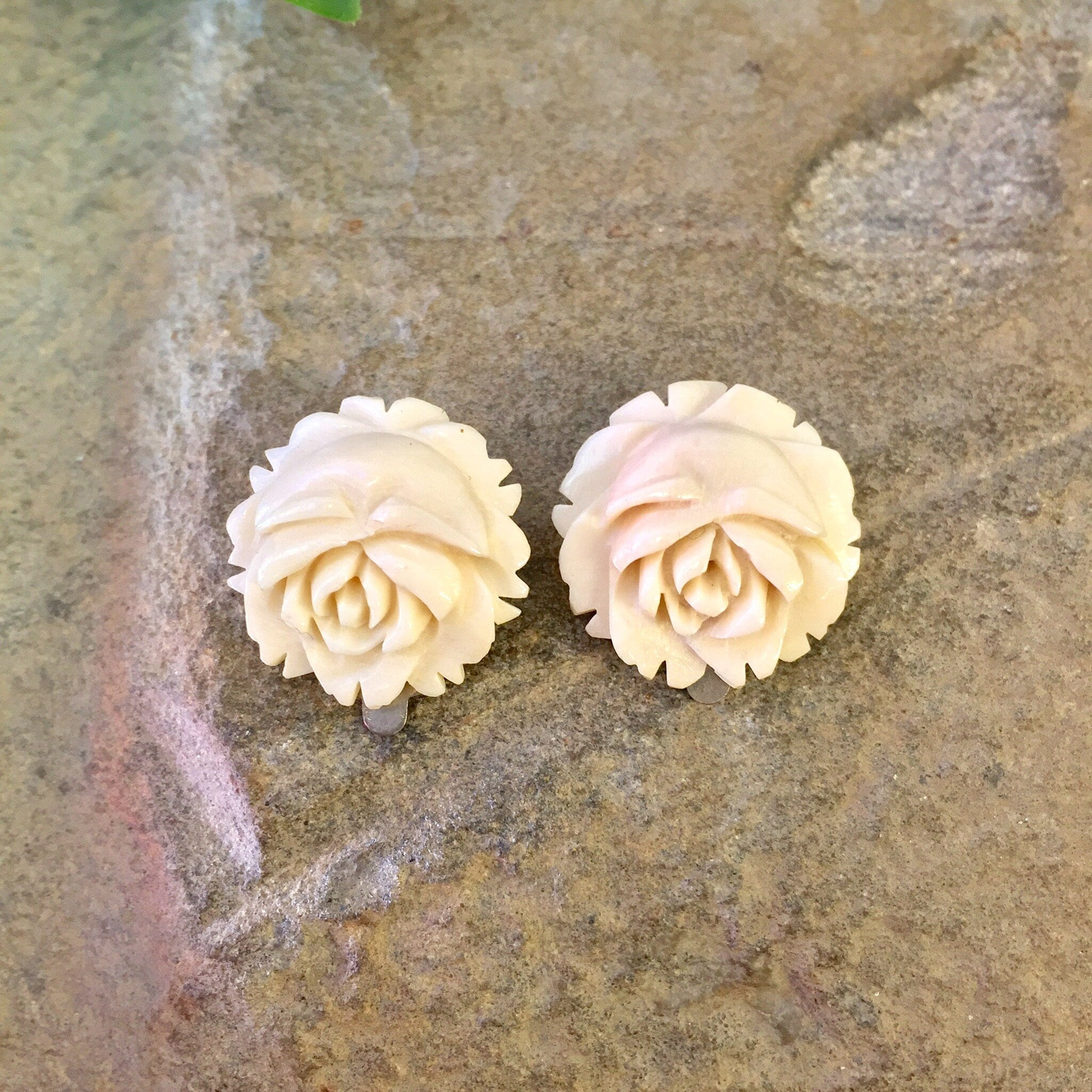 Vintage Earrings, Clip On Earrings, Rose Earrings, Plastic Earrings, Floral Earrings, Flowers, Vintage Jewelry, White, Cream, Rose, Small