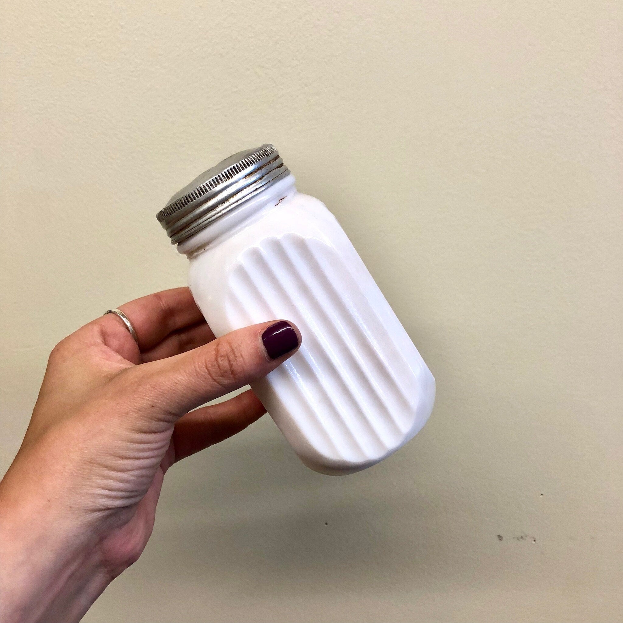 Salt and Pepper Shaker, Milk Glass, White Salt and Pepper, Metal Lid, Retro Home Decor, Vintage Home Decor, Salt and Pepper, Shakers, Retro