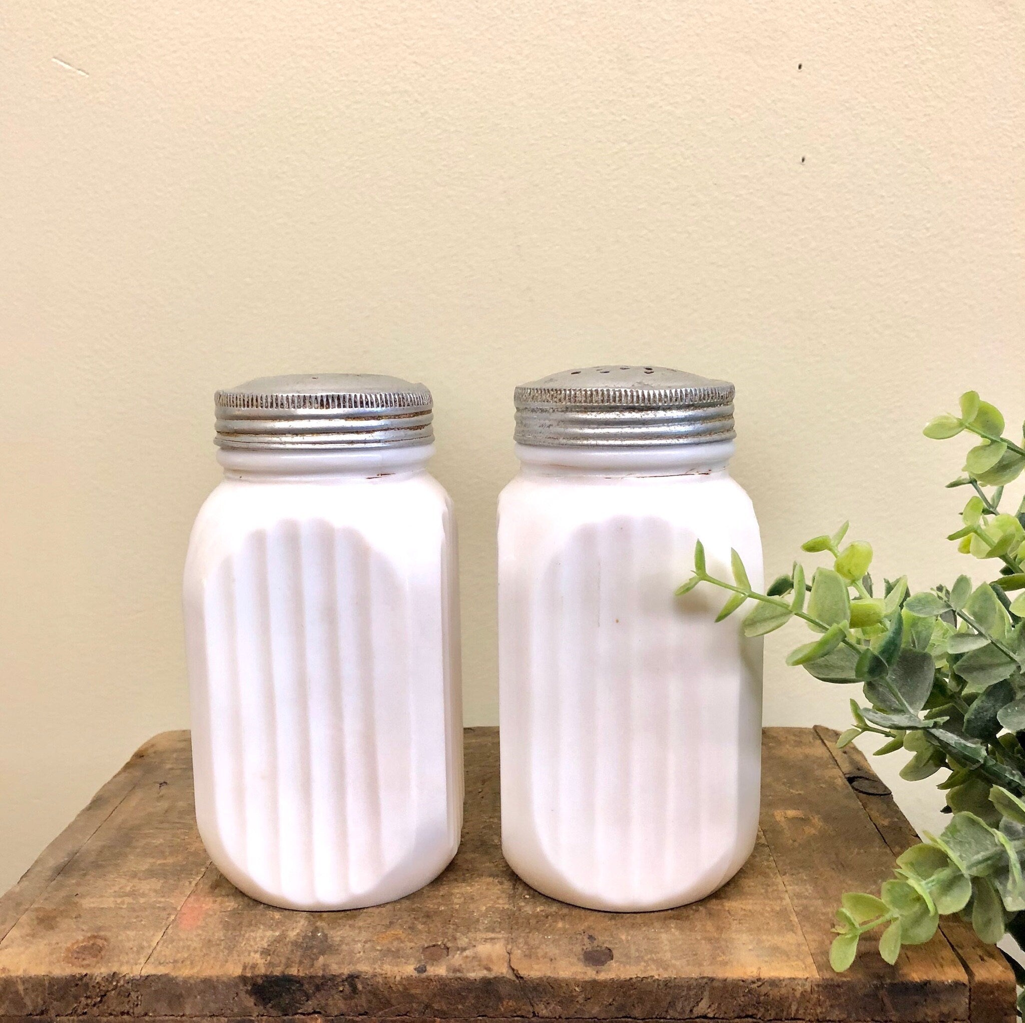 Salt and Pepper Shaker, Milk Glass, White Salt and Pepper, Metal Lid, Retro Home Decor, Vintage Home Decor, Salt and Pepper, Shakers, Retro