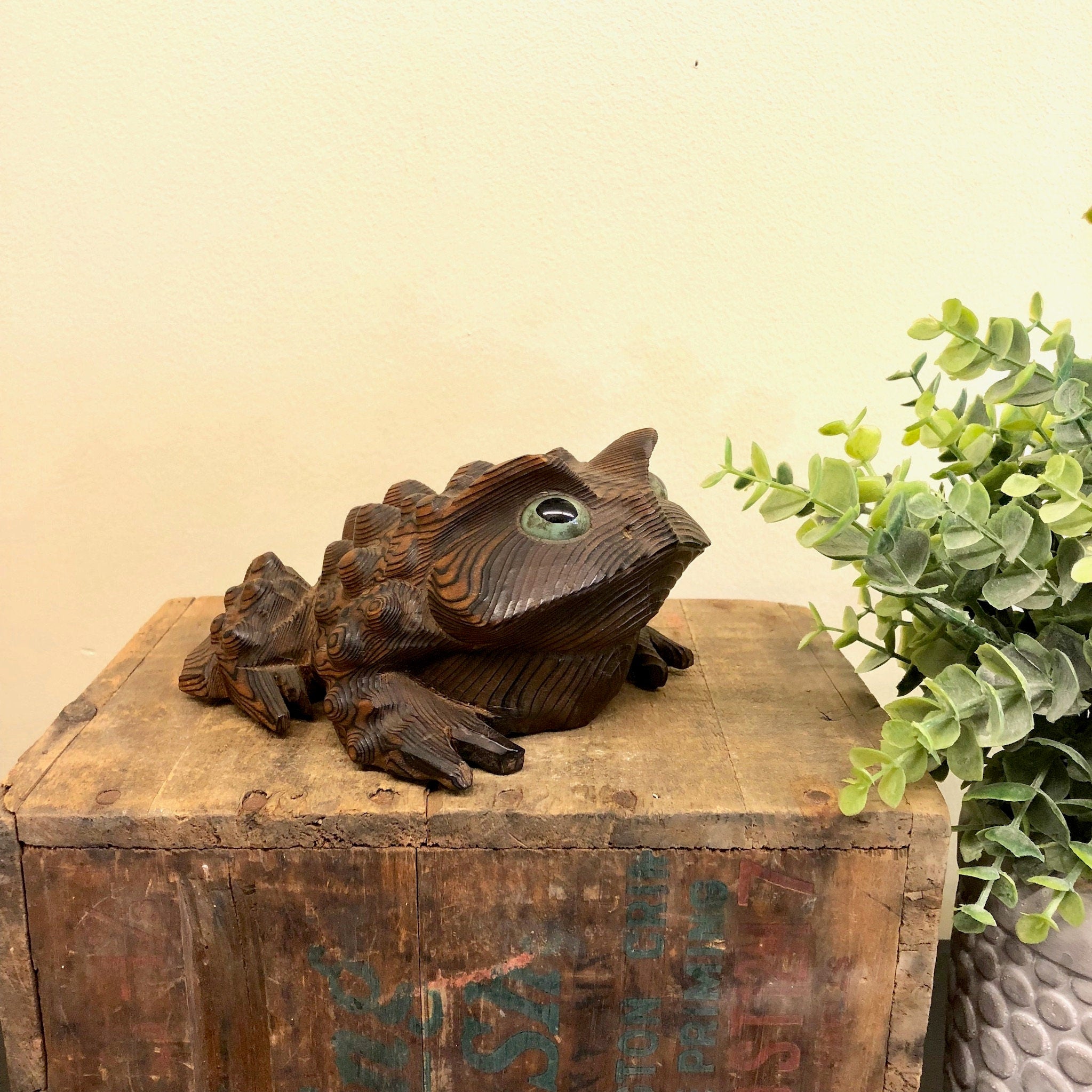 Wood Carved Frog, Hand Carved Frog, Vintage Home Decor, Wooden Frog, Carved Animal, Animal Decor, Frogs, Brown, Black, Green, Mantlepiece