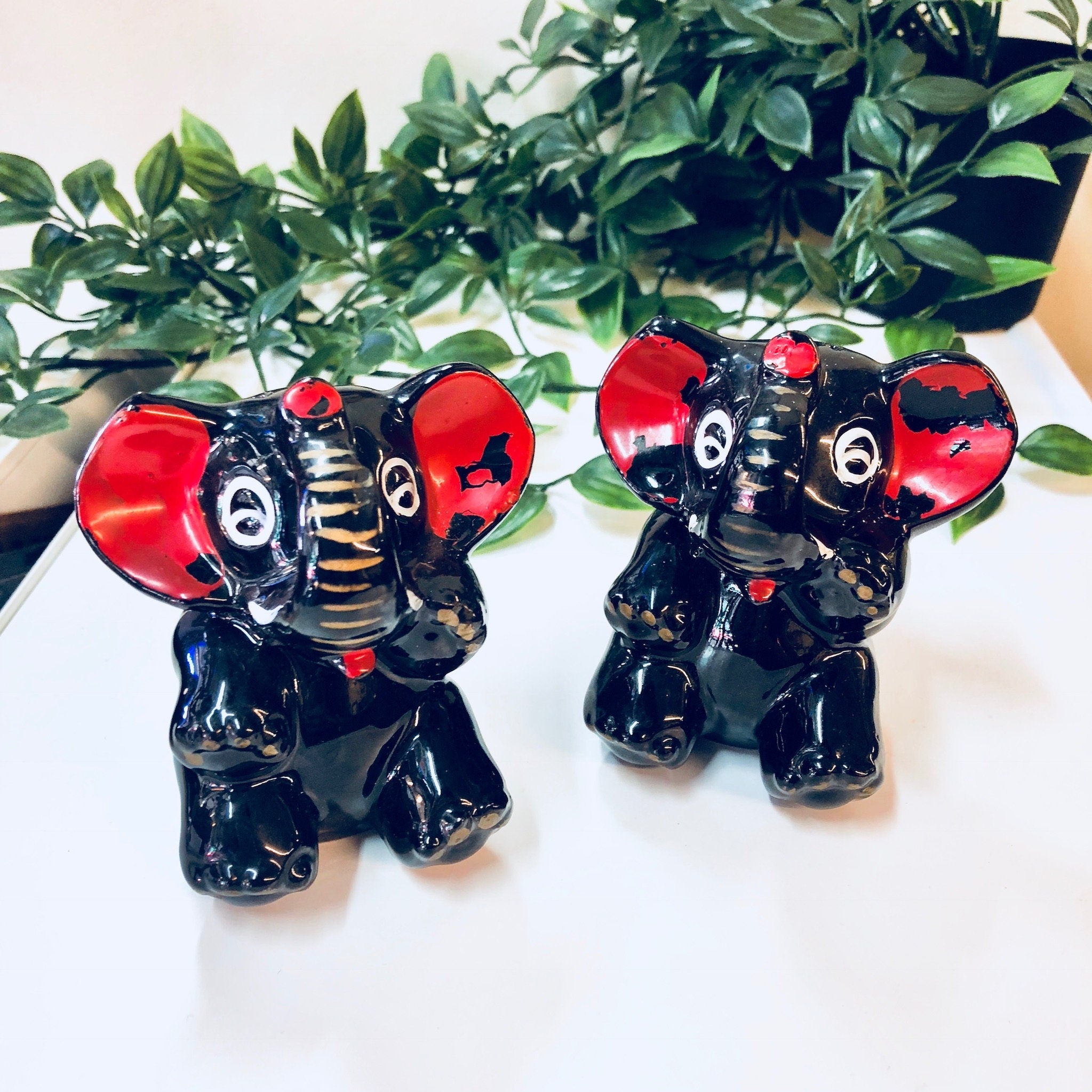 Salt and Pepper Shaker, Elephant Shakers, Black and Red, Made in Japan, Vintage Home Decor, Retro Decor, Kitchen Accessories, 1960s