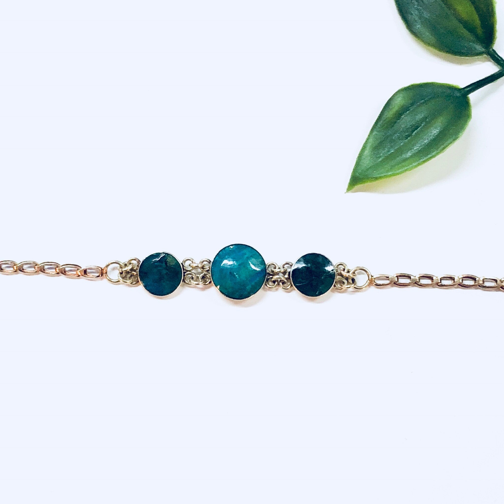 Vintage 14K gold link bracelet with blue and green natural iridescent stones, fine jewelry suitable for weddings.