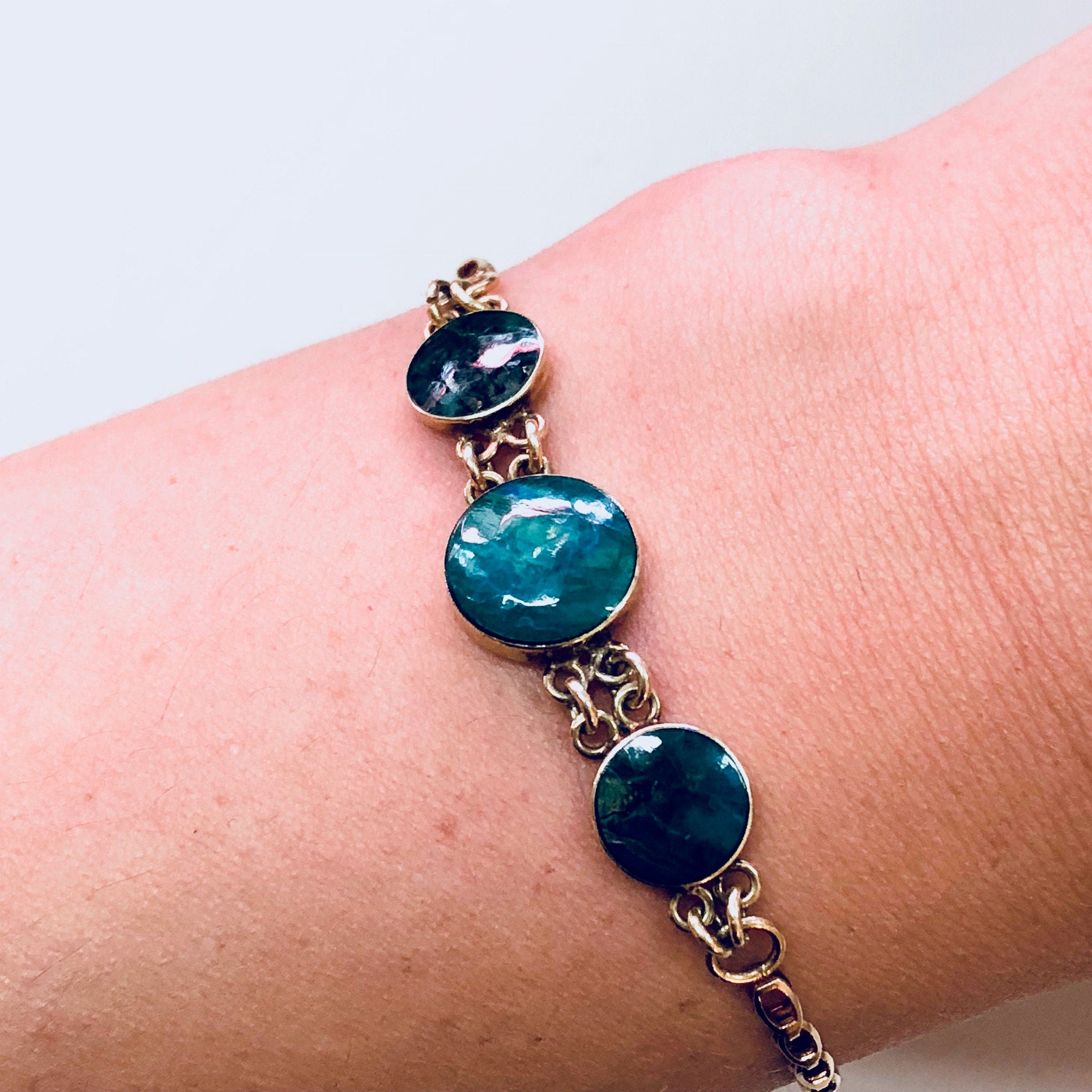 Vintage 14K gold link bracelet with blue and green iridescent natural stones, fine jewelry suitable for weddings.