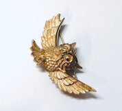 Vintage gold-toned Trifari owl brooch pin with detailed wings and eyes, animal bird jewelry.
