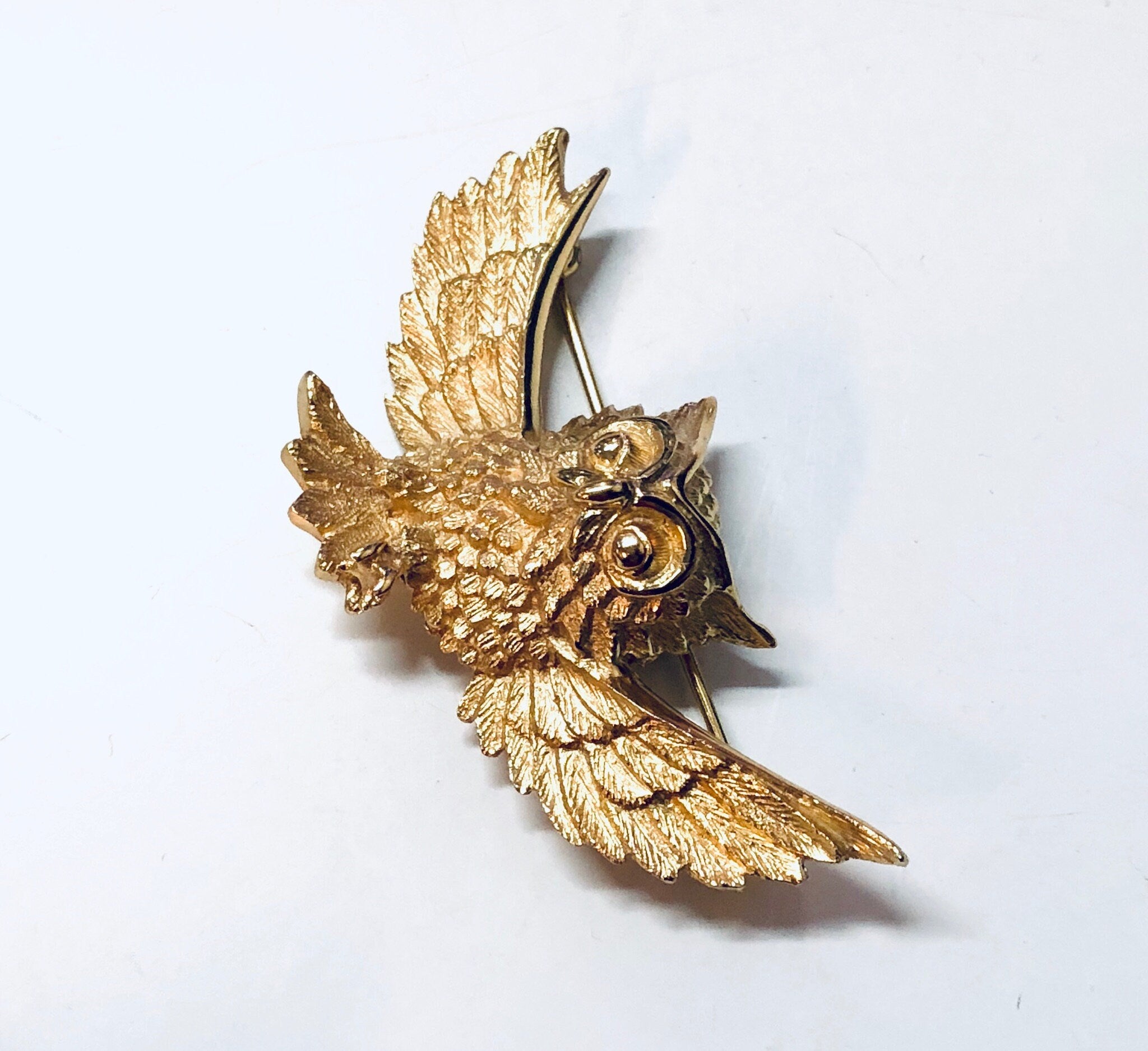 Vintage gold-toned Trifari owl brooch pin with detailed wings and eyes, animal bird jewelry.