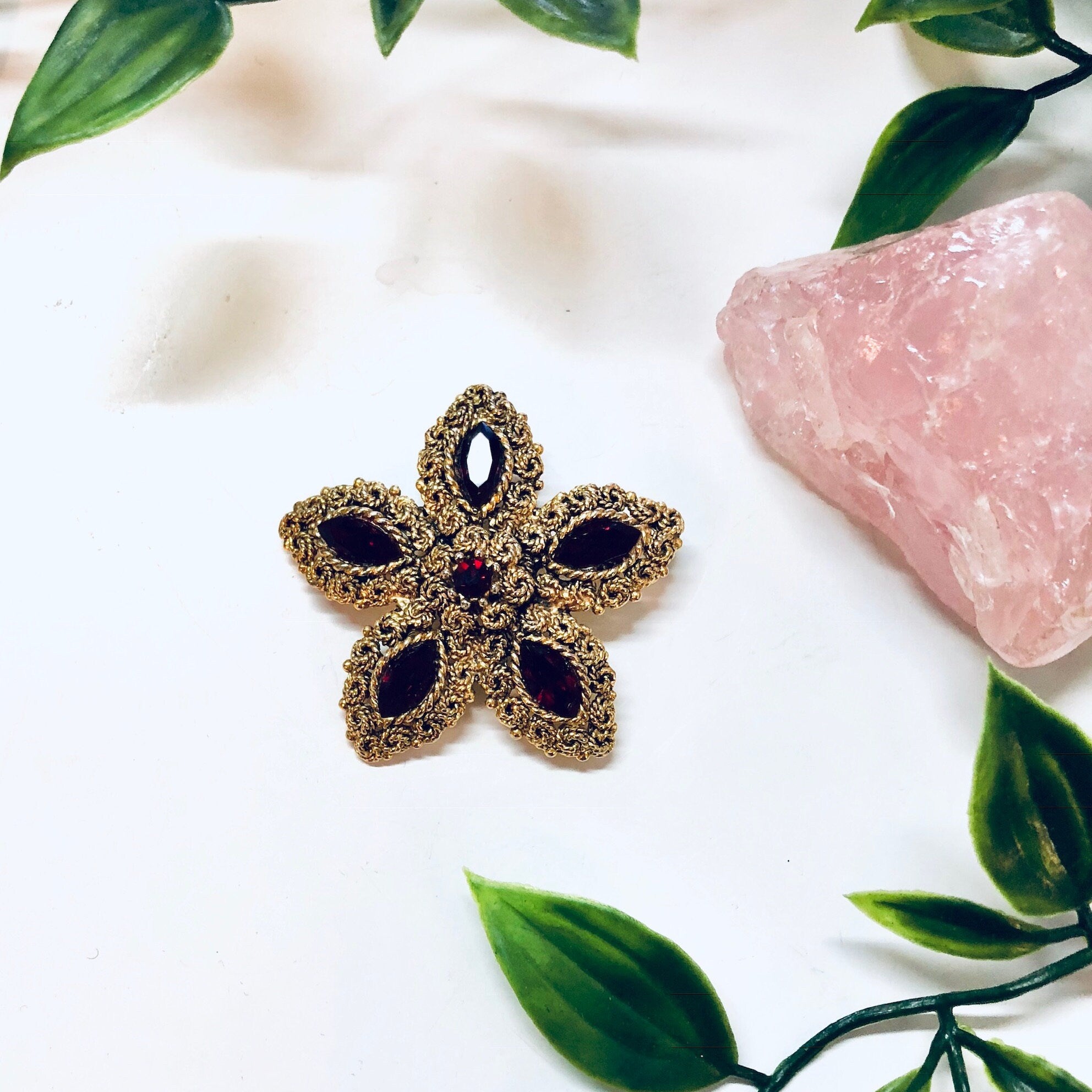 Vintage Brooch, Gold Toned Jewelry, Vintage Jewelry, Red Gemstones, Star Shaped, Star Jewelry, Vintage Pin, Costume Jewelry, Holiday Gift