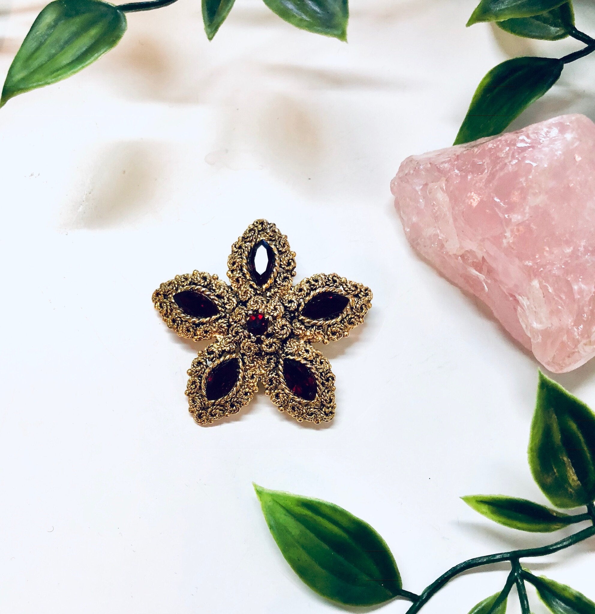 Vintage Brooch, Gold Toned Jewelry, Vintage Jewelry, Red Gemstones, Star Shaped, Star Jewelry, Vintage Pin, Costume Jewelry, Holiday Gift