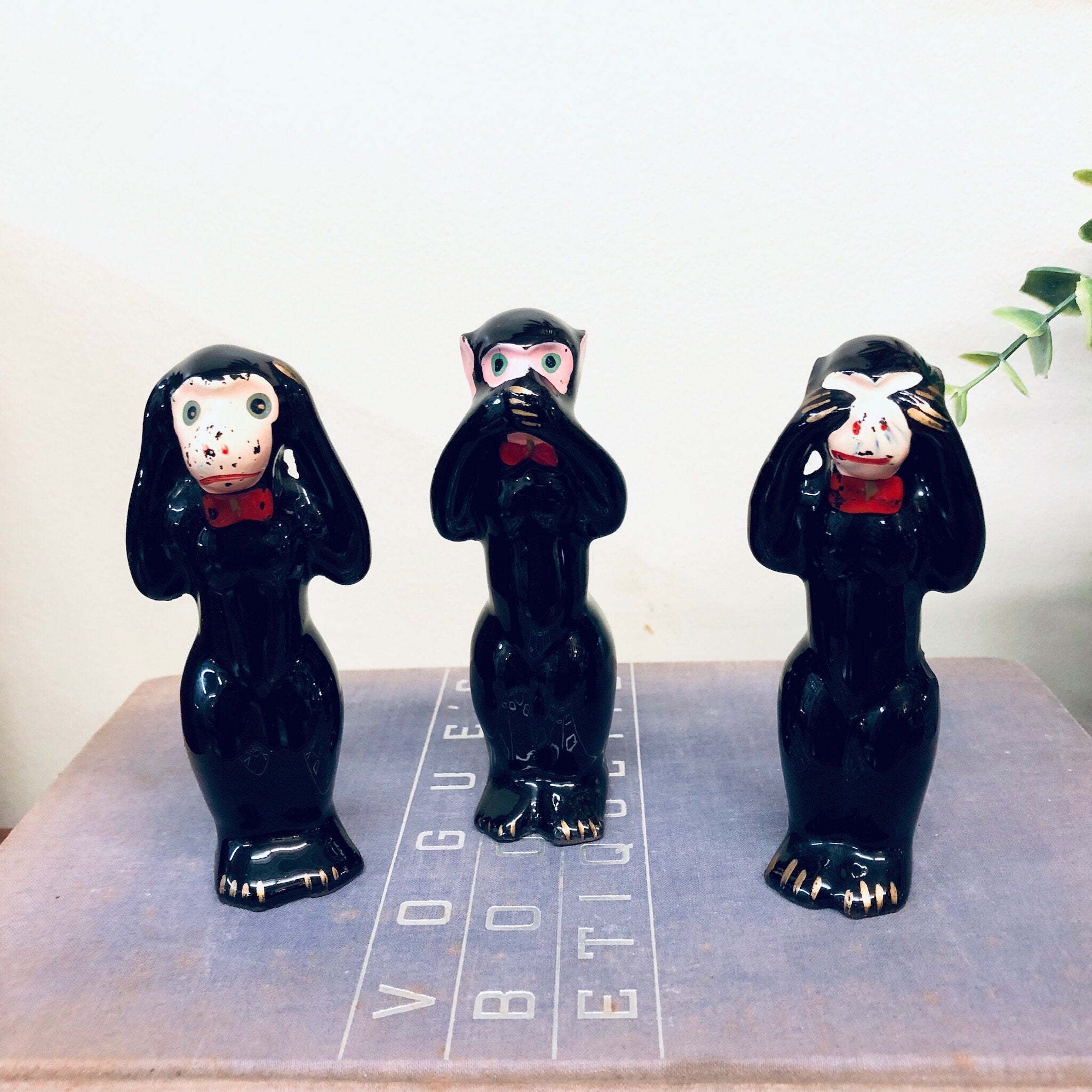 Three Wise Monkeys, Hear No Evil, See No Evil, Speak No Evil, Ceramic Decor, Vintage Home Decor, Monkeys, Animal Decor, Figurines, Black Red