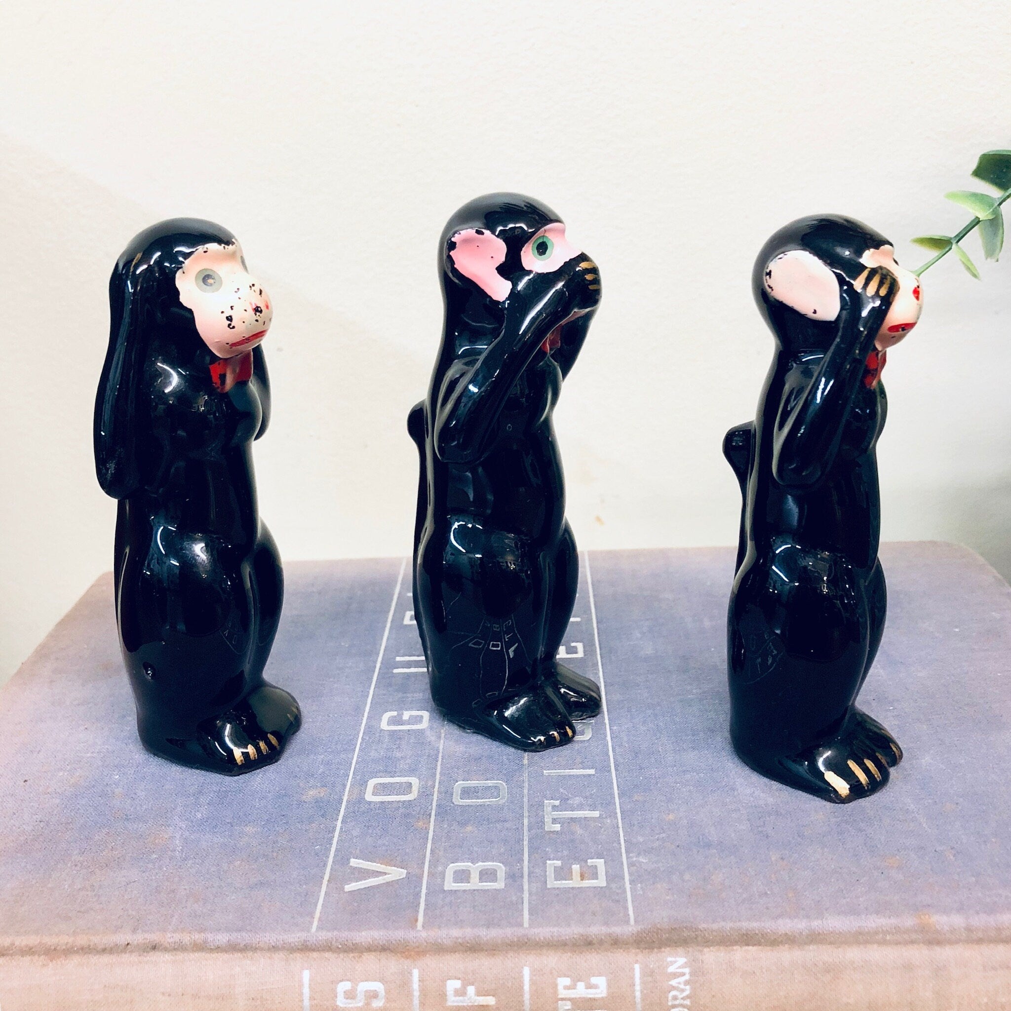 Three Wise Monkeys, Hear No Evil, See No Evil, Speak No Evil, Ceramic Decor, Vintage Home Decor, Monkeys, Animal Decor, Figurines, Black Red