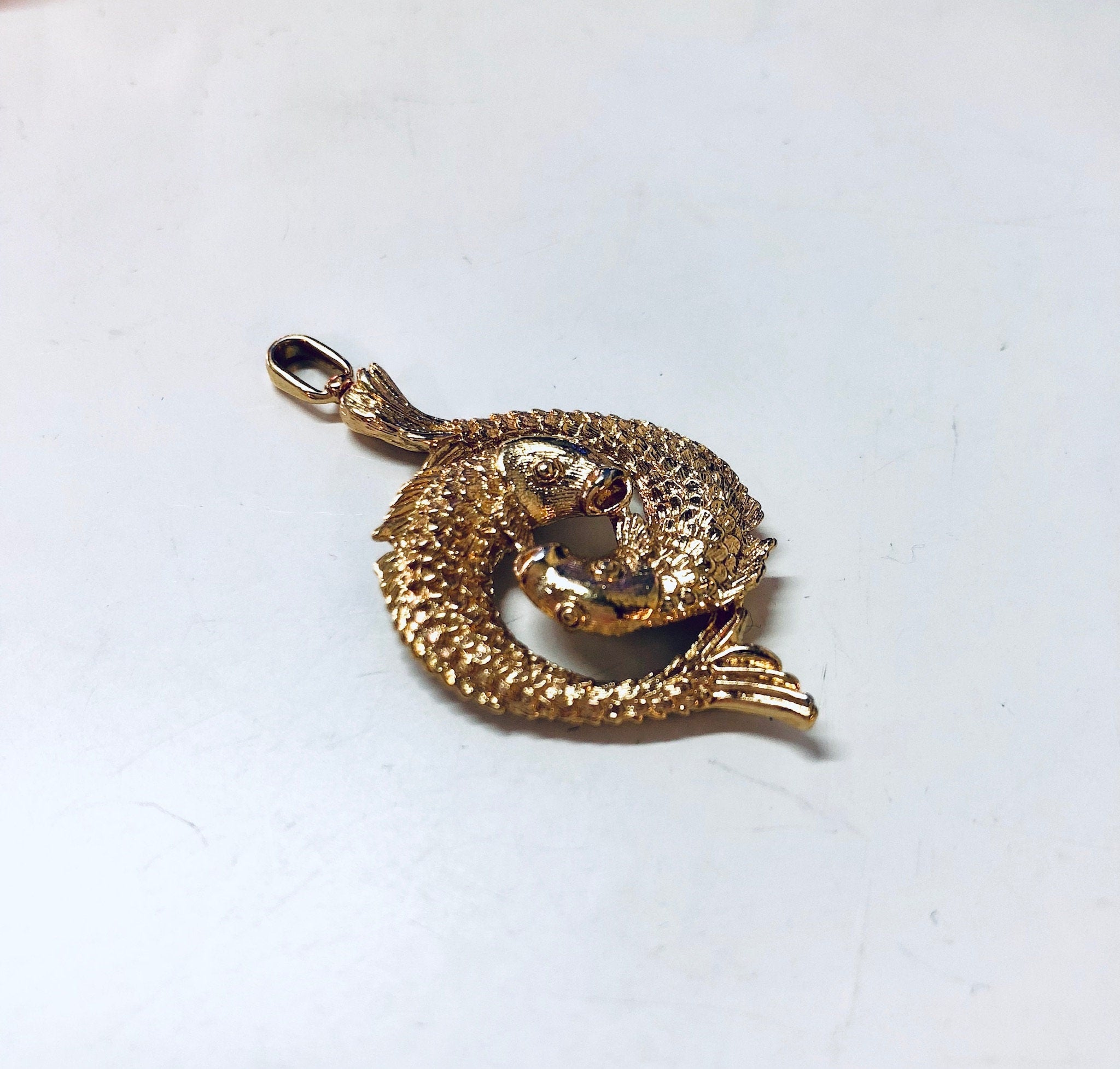 Vintage Gold Fish Pendant, Costume Jewelry, Fish Jewelry, Vintage Jewelry, Pendant Necklace, Two Fish, Gold Toned Jewelry, Aquatic Jewelry