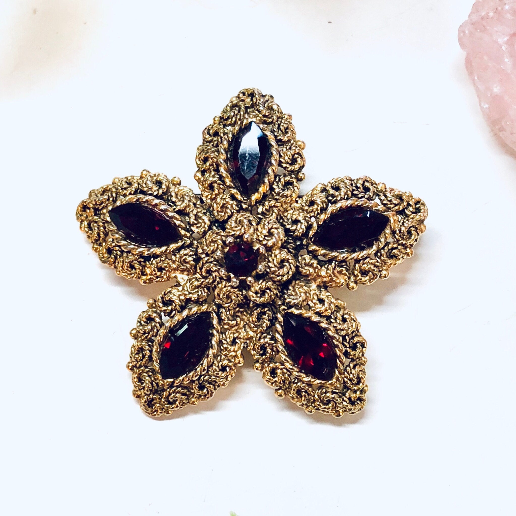 Vintage Brooch, Gold Toned Jewelry, Vintage Jewelry, Red Gemstones, Star Shaped, Star Jewelry, Vintage Pin, Costume Jewelry, Holiday Gift