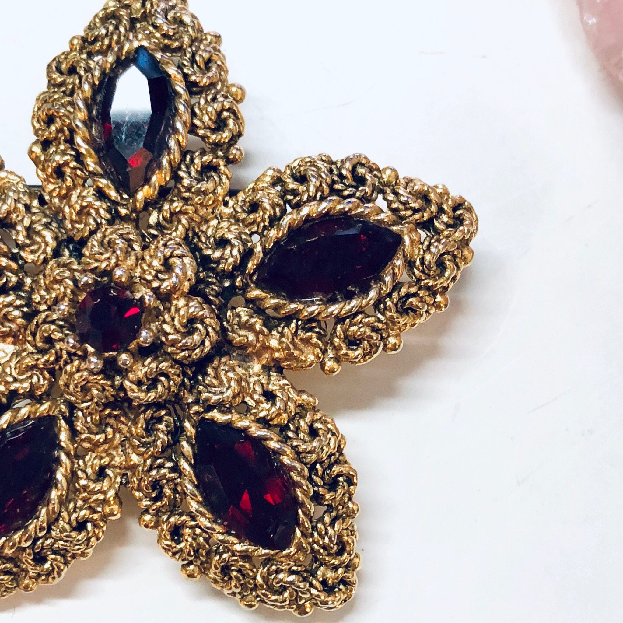 Vintage Brooch, Gold Toned Jewelry, Vintage Jewelry, Red Gemstones, Star Shaped, Star Jewelry, Vintage Pin, Costume Jewelry, Holiday Gift