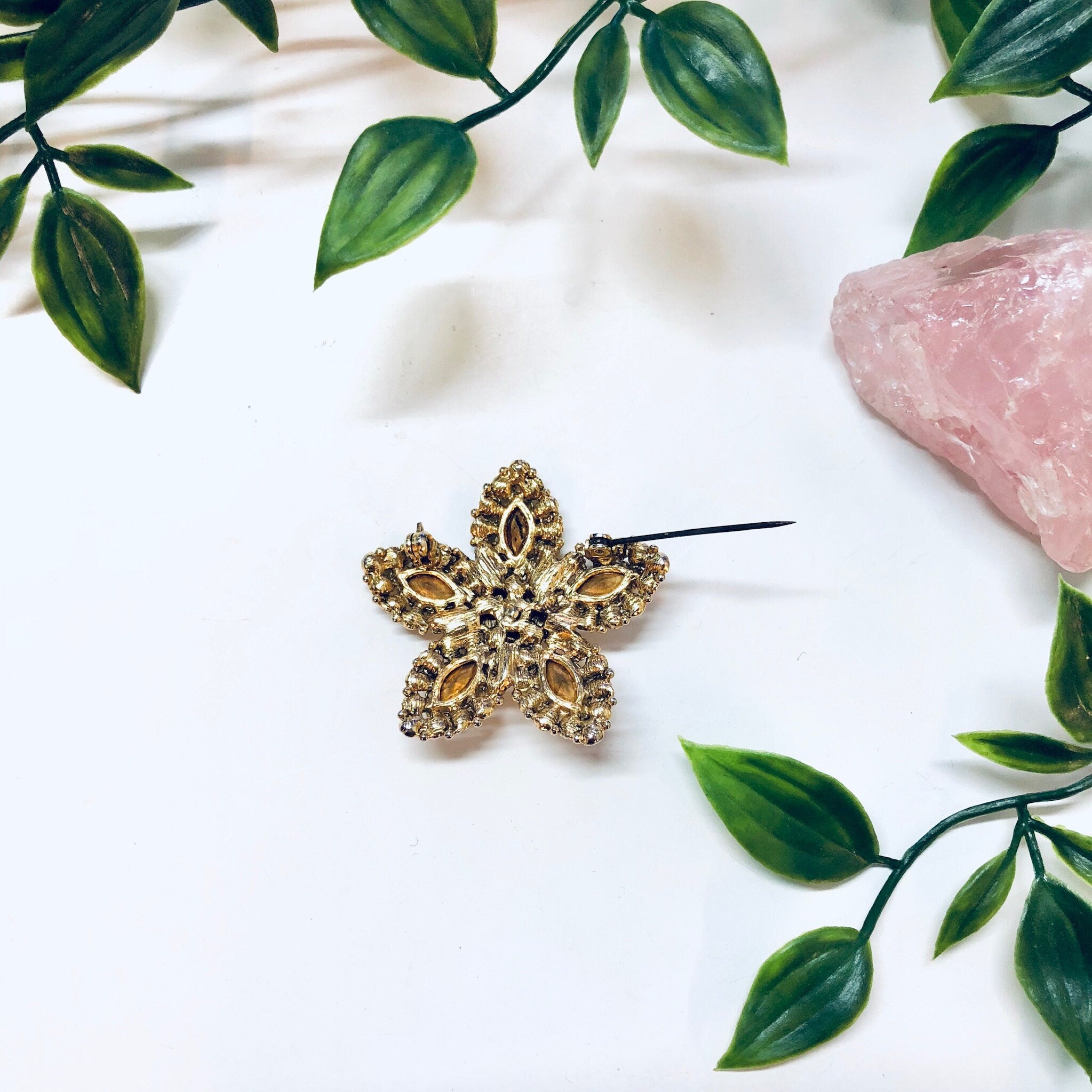 Vintage Brooch, Gold Toned Jewelry, Vintage Jewelry, Red Gemstones, Star Shaped, Star Jewelry, Vintage Pin, Costume Jewelry, Holiday Gift
