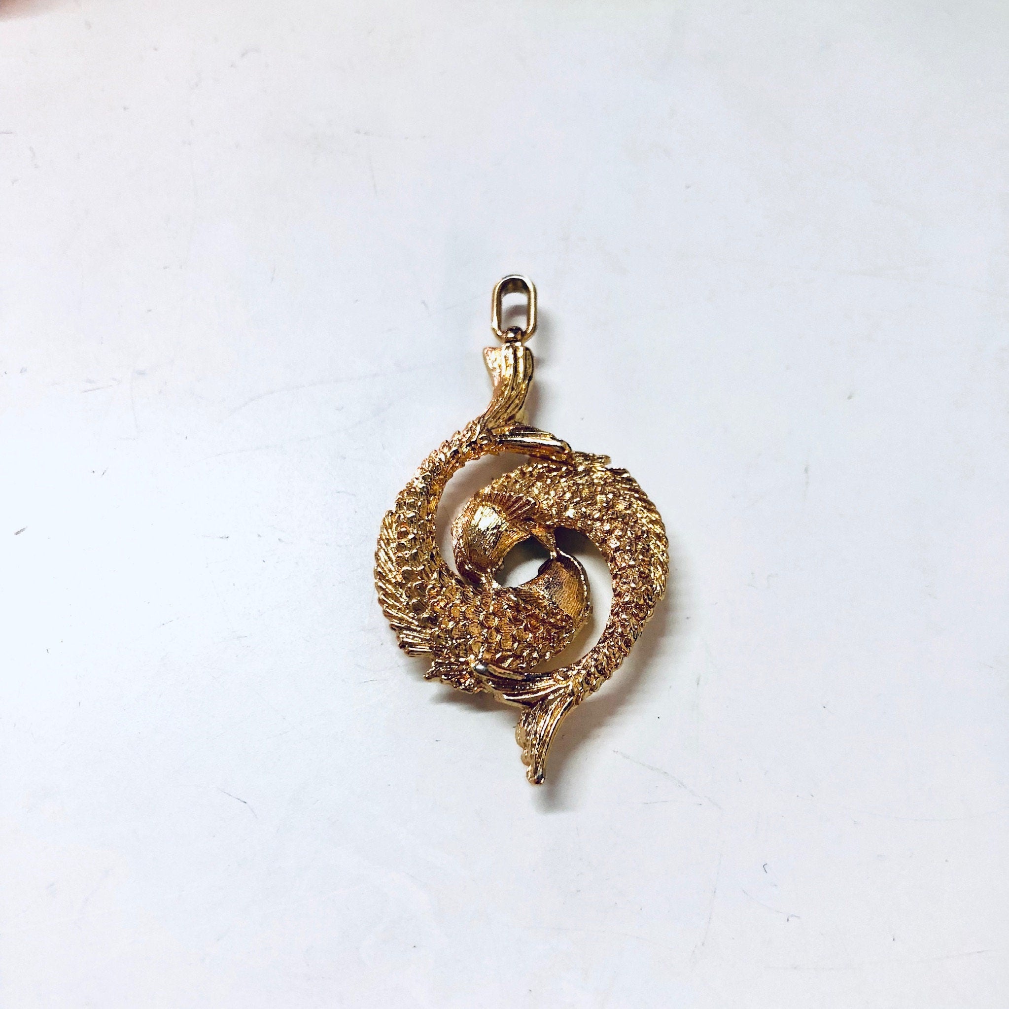 Vintage Gold Fish Pendant, Costume Jewelry, Fish Jewelry, Vintage Jewelry, Pendant Necklace, Two Fish, Gold Toned Jewelry, Aquatic Jewelry