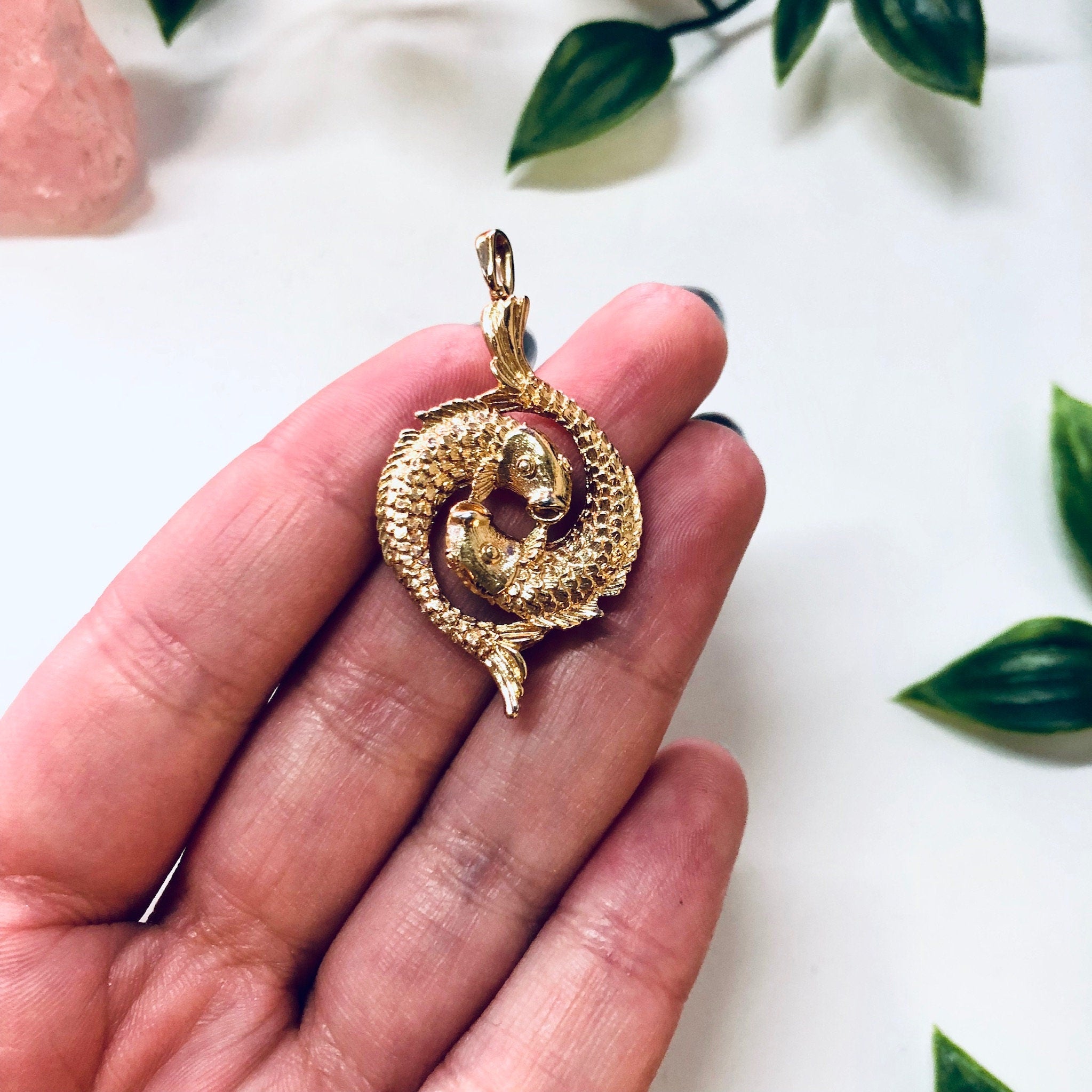 Vintage Gold Fish Pendant, Costume Jewelry, Fish Jewelry, Vintage Jewelry, Pendant Necklace, Two Fish, Gold Toned Jewelry, Aquatic Jewelry