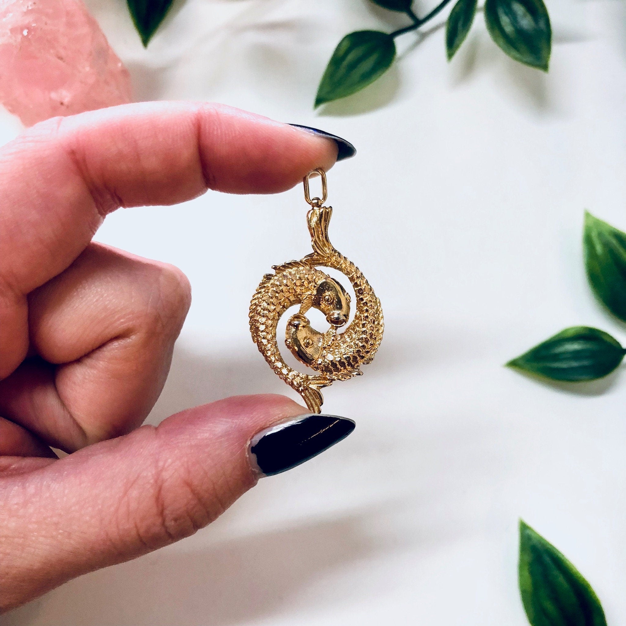 Vintage Gold Fish Pendant, Costume Jewelry, Fish Jewelry, Vintage Jewelry, Pendant Necklace, Two Fish, Gold Toned Jewelry, Aquatic Jewelry