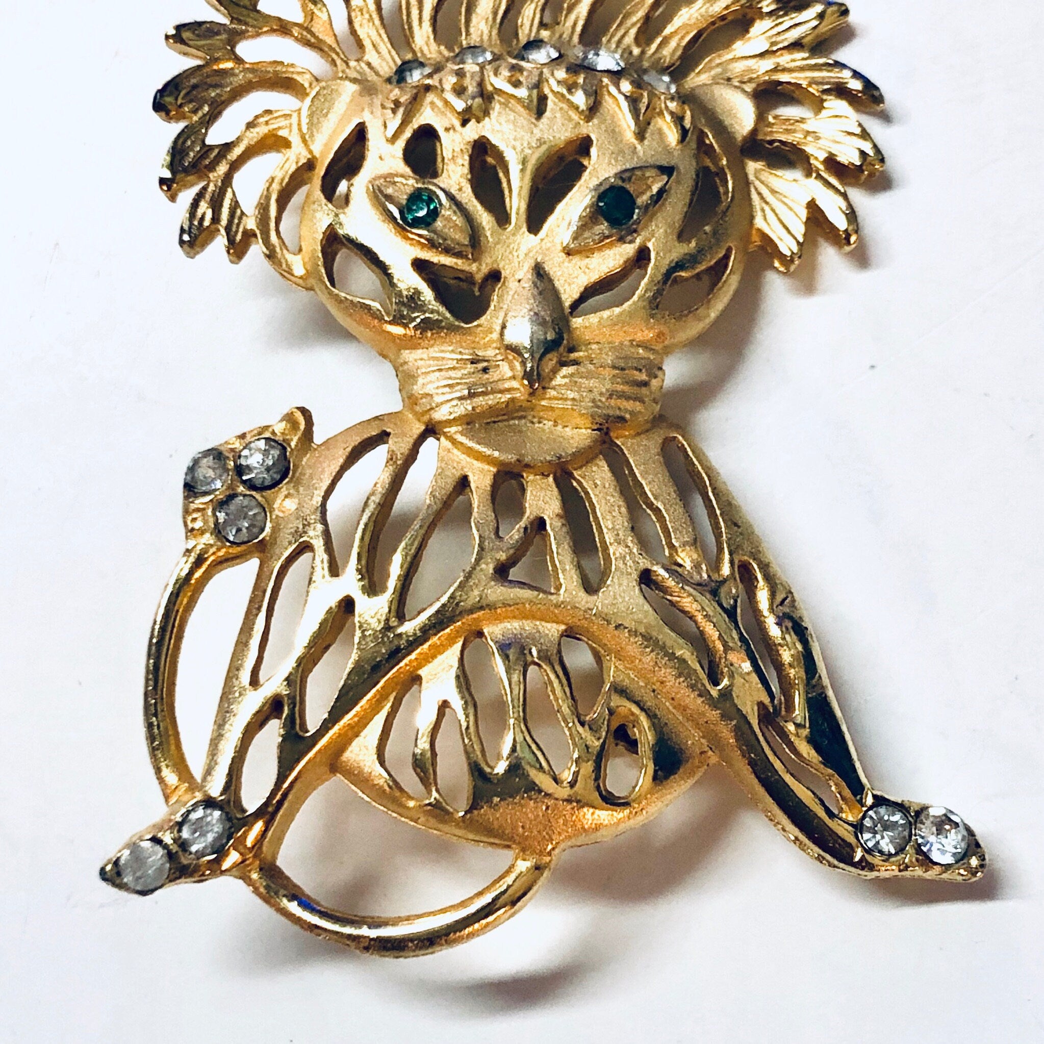 Vintage Lion Brooch, Gold Toned Brooch, Vintage Jewelry, Vintage Pin, Lion Jewelry, Animal Brooch, Green Gemstones, Unique Jewelry, Gold