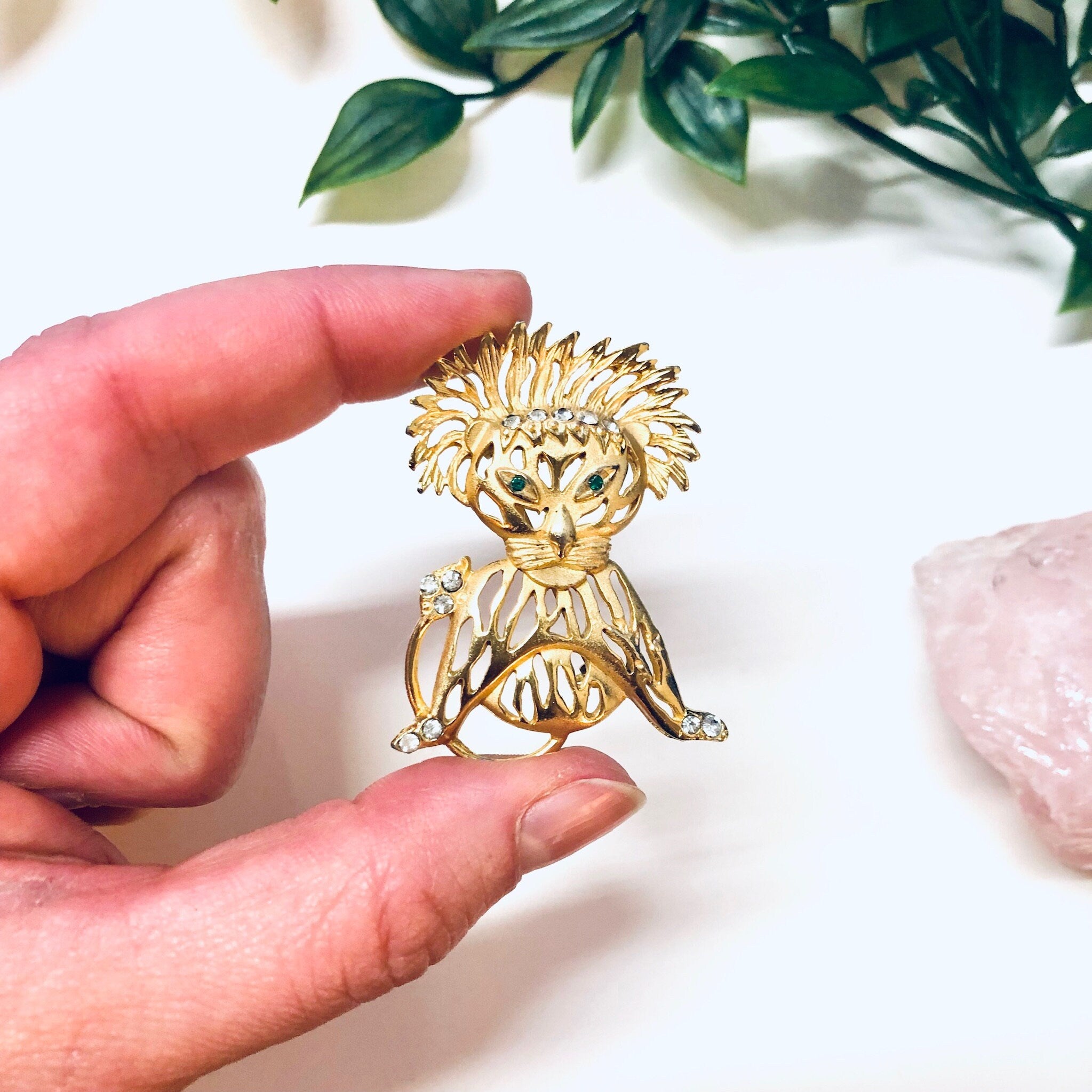 Vintage Lion Brooch, Gold Toned Brooch, Vintage Jewelry, Vintage Pin, Lion Jewelry, Animal Brooch, Green Gemstones, Unique Jewelry, Gold