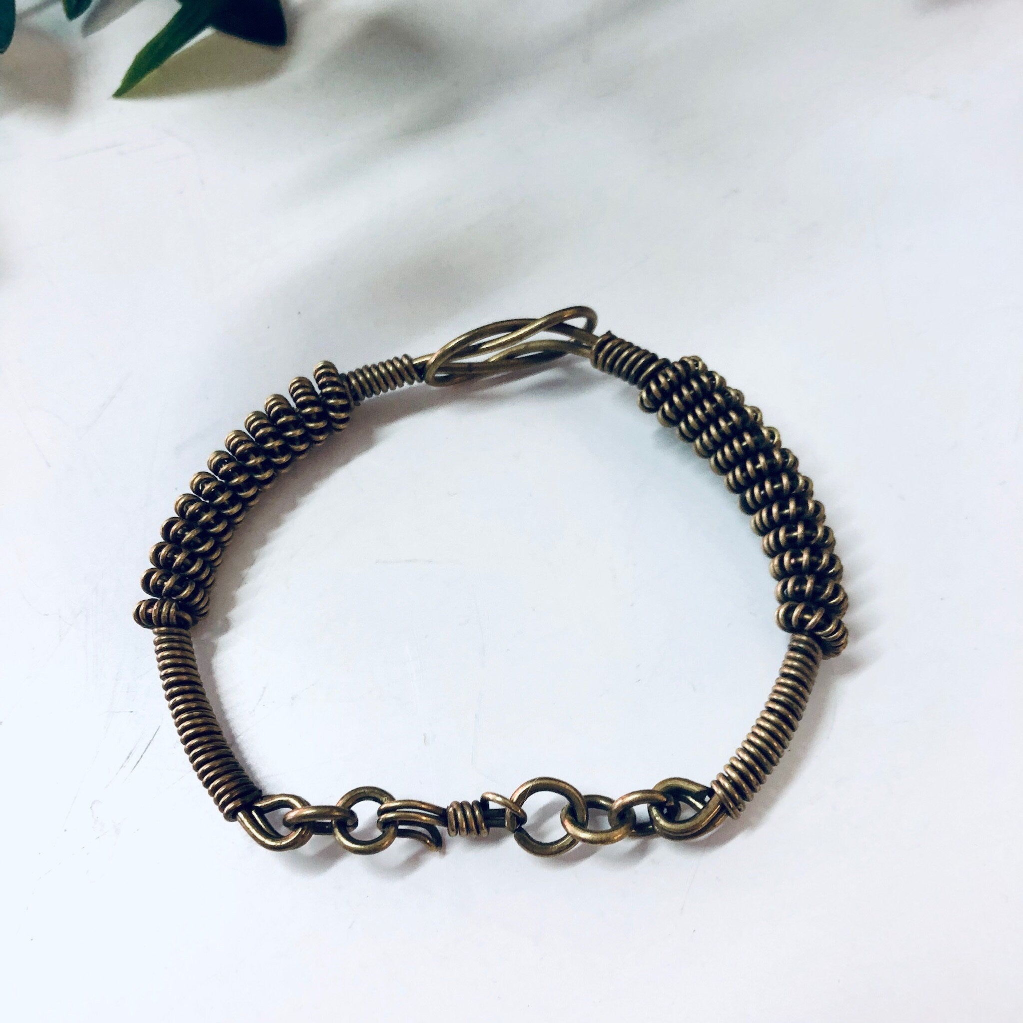 Vintage Bracelet, Unique Jewelry, Brass Bracelet, Gold Toned Jewelry, Knot Design, Small bracelet, Vintage Jewelry, Wire Bracelet, Bangle