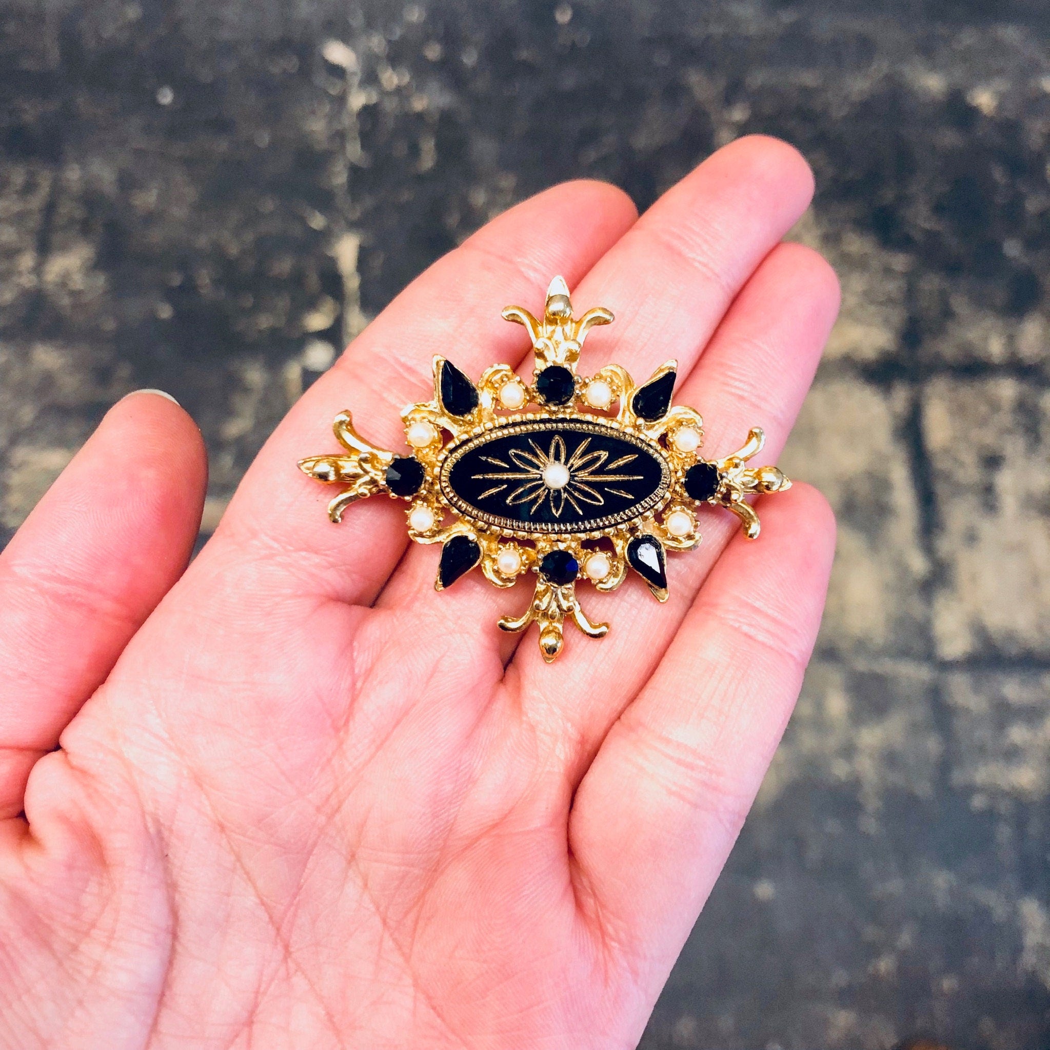 Vintage Brooch, Gold Toned Brooch, Black and Gold, Vintage Jewelry, Vintage Pin, Unique Jewelry, Statement Jewelry, Faux Pearl Pin, Black