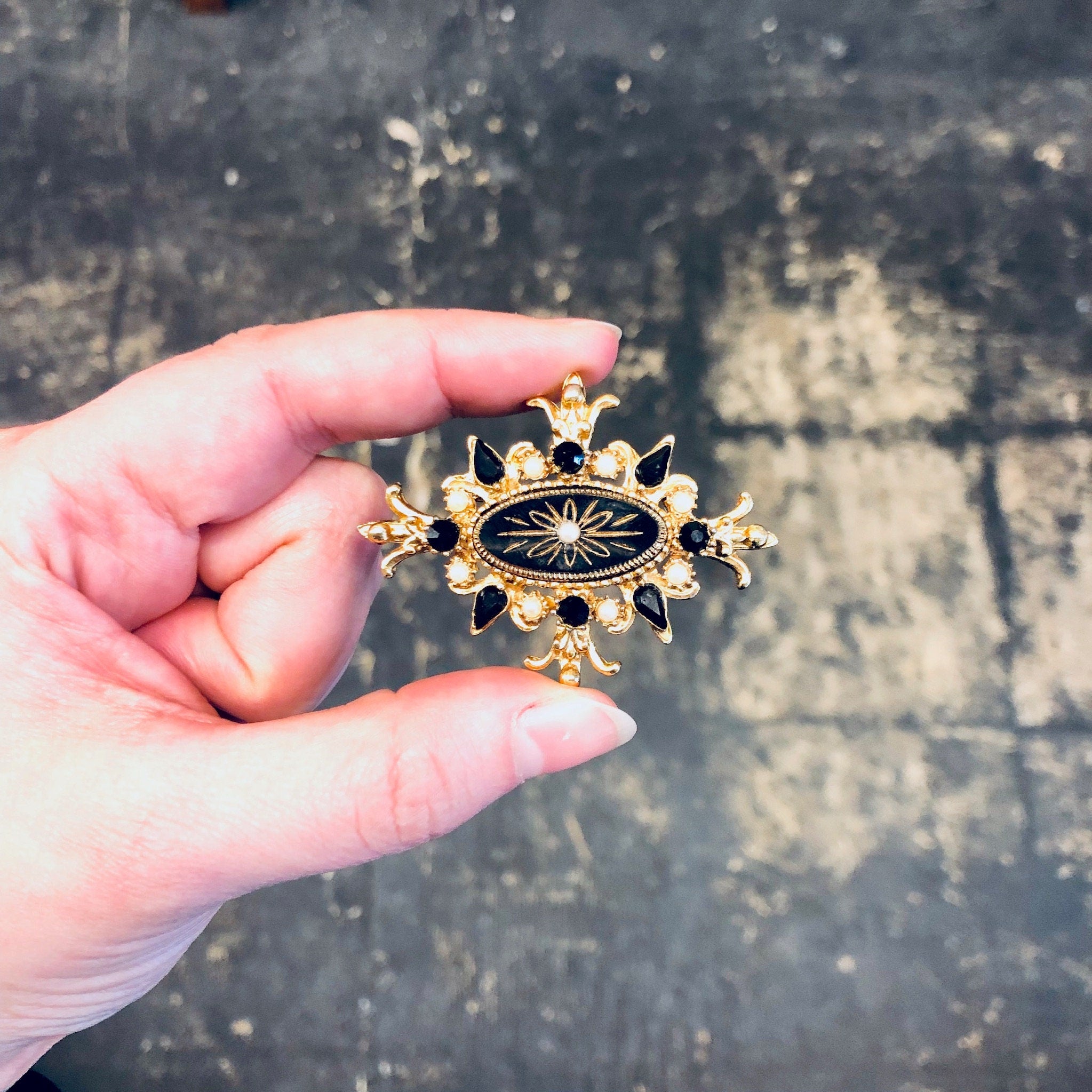Vintage Brooch, Gold Toned Brooch, Black and Gold, Vintage Jewelry, Vintage Pin, Unique Jewelry, Statement Jewelry, Faux Pearl Pin, Black