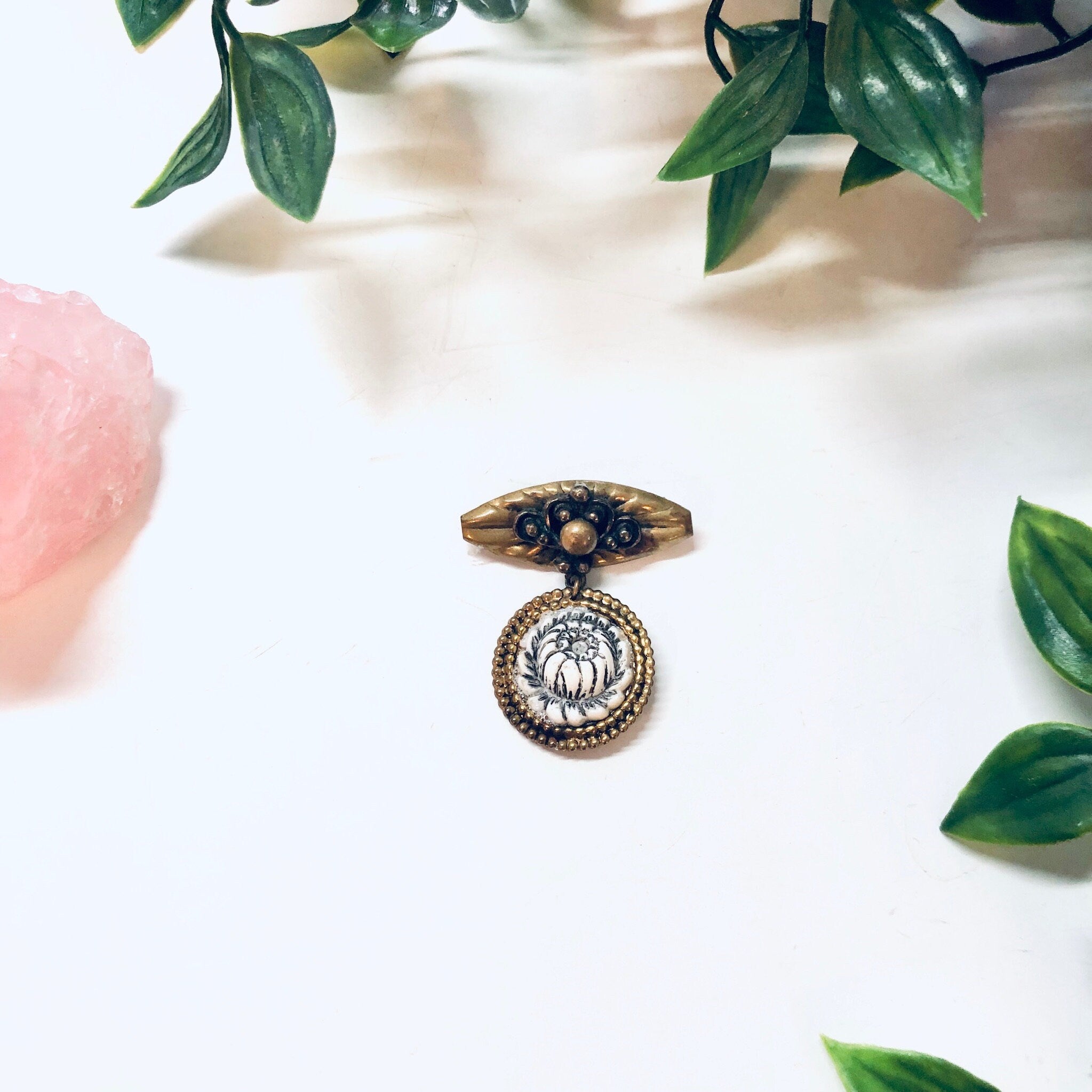 Vintage Brooch, Dangle Brooch, Floral Pin, Vintage Pin, Vintage Jewelry, Unique Jewelry, White Flower, Gold Toned Pin, Costume Jewelry, Gold