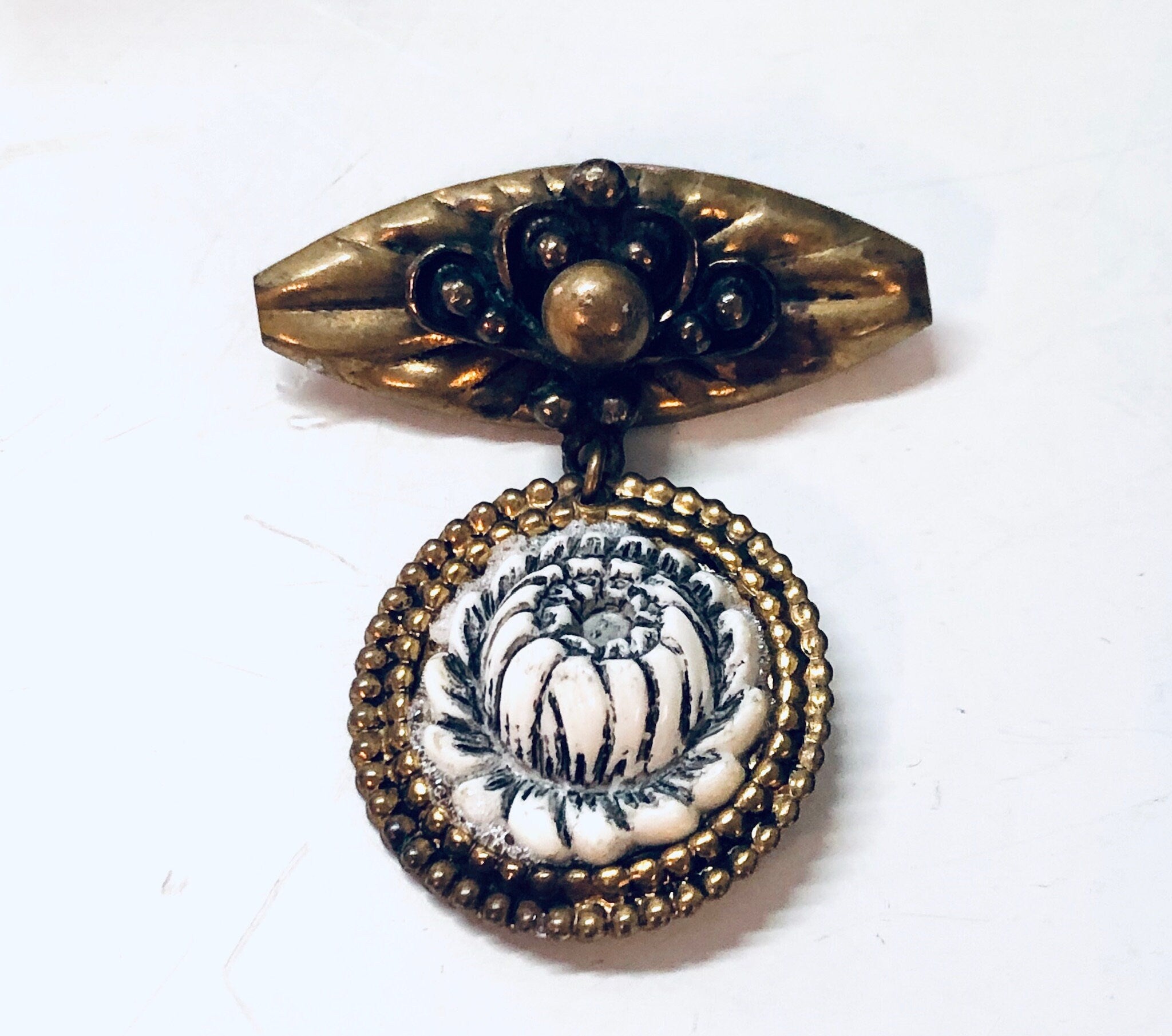 Vintage Brooch, Dangle Brooch, Floral Pin, Vintage Pin, Vintage Jewelry, Unique Jewelry, White Flower, Gold Toned Pin, Costume Jewelry, Gold