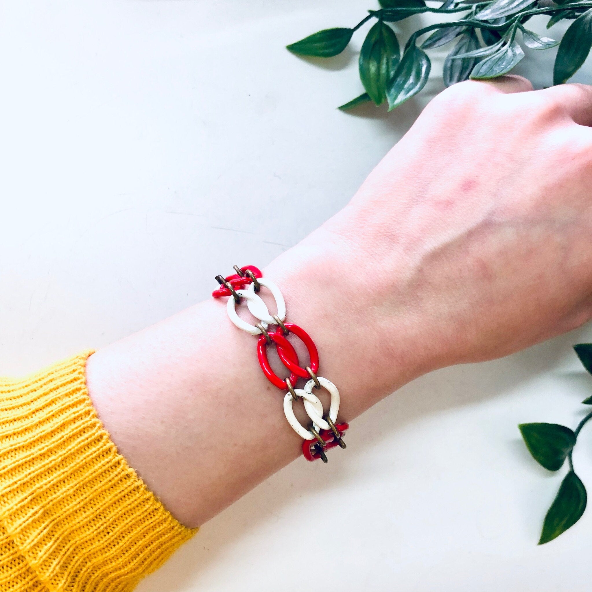 Vintage Bracelet, Metal Bracelet, Small Bracelet, Red Jewelry, White Bracelet, Link Bracelet, Chain Bracelet, Vintage Jewelry, Chain Link