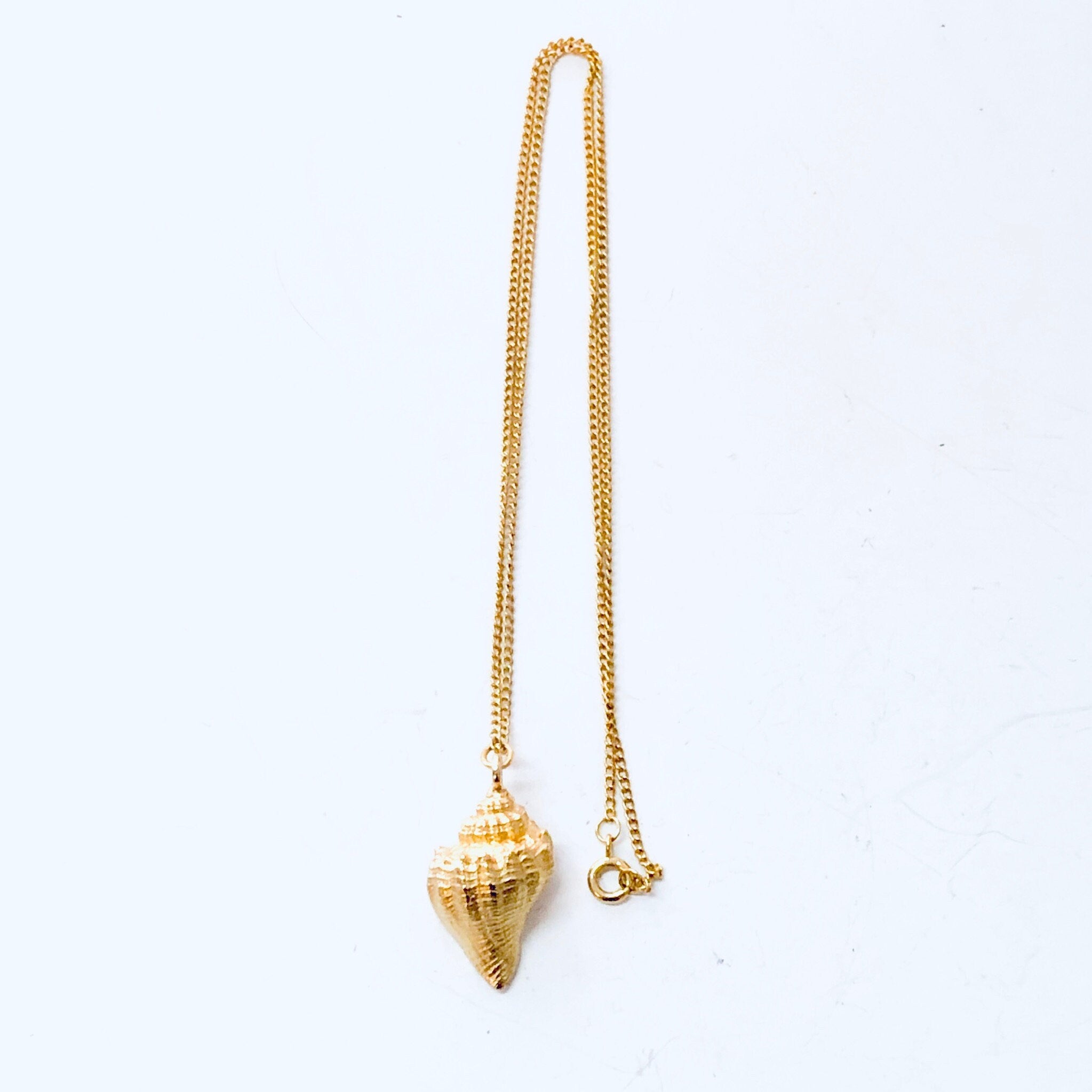 Vintage Necklace, Gold Toned Necklace, Conch Shell, Shell Necklace, Shell Pendant, Beach Lover, Vintage Jewelry, Thin Chain, Shell Pendant