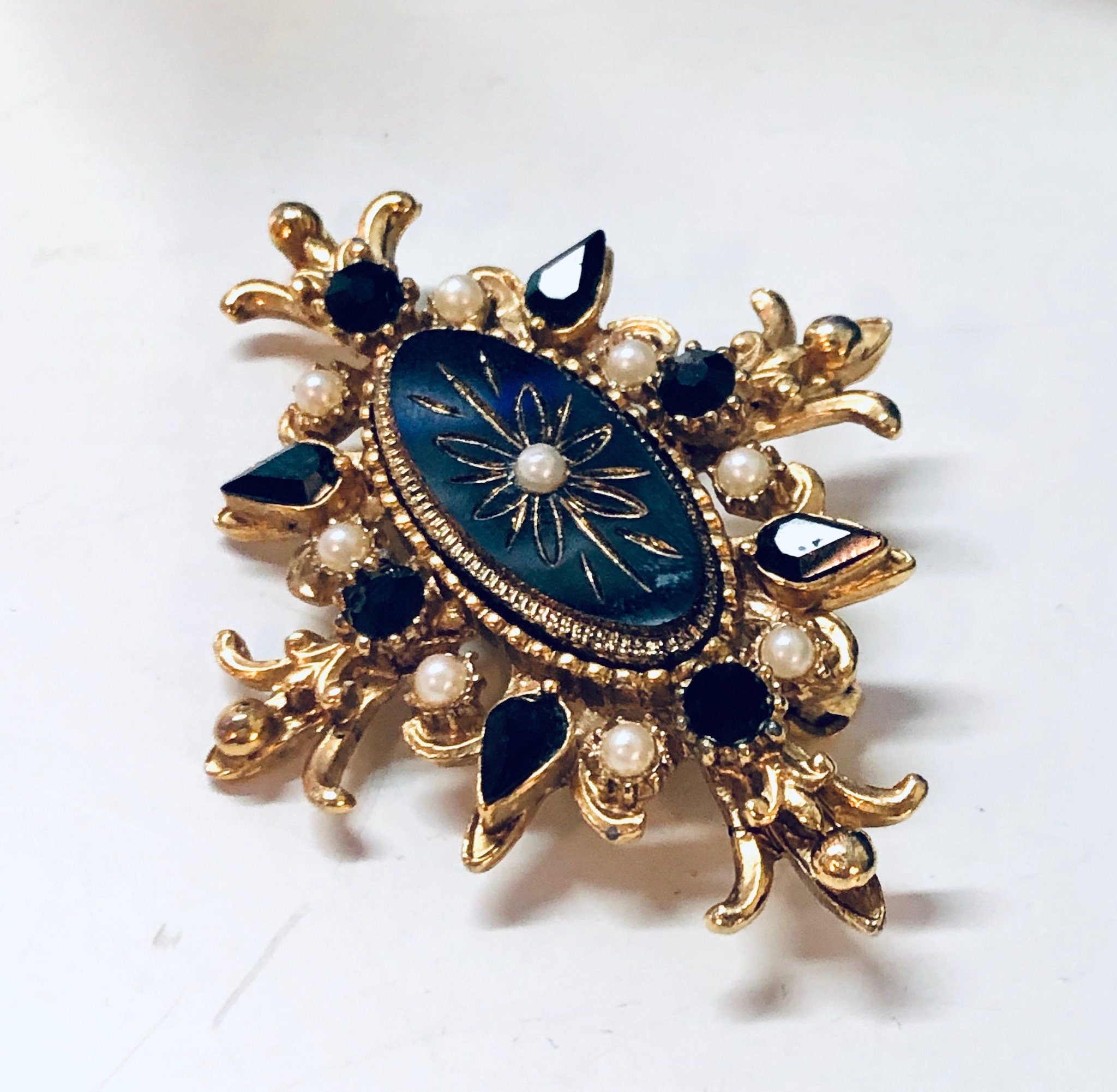 Vintage Brooch, Gold Toned Brooch, Black and Gold, Vintage Jewelry, Vintage Pin, Unique Jewelry, Statement Jewelry, Faux Pearl Pin, Black