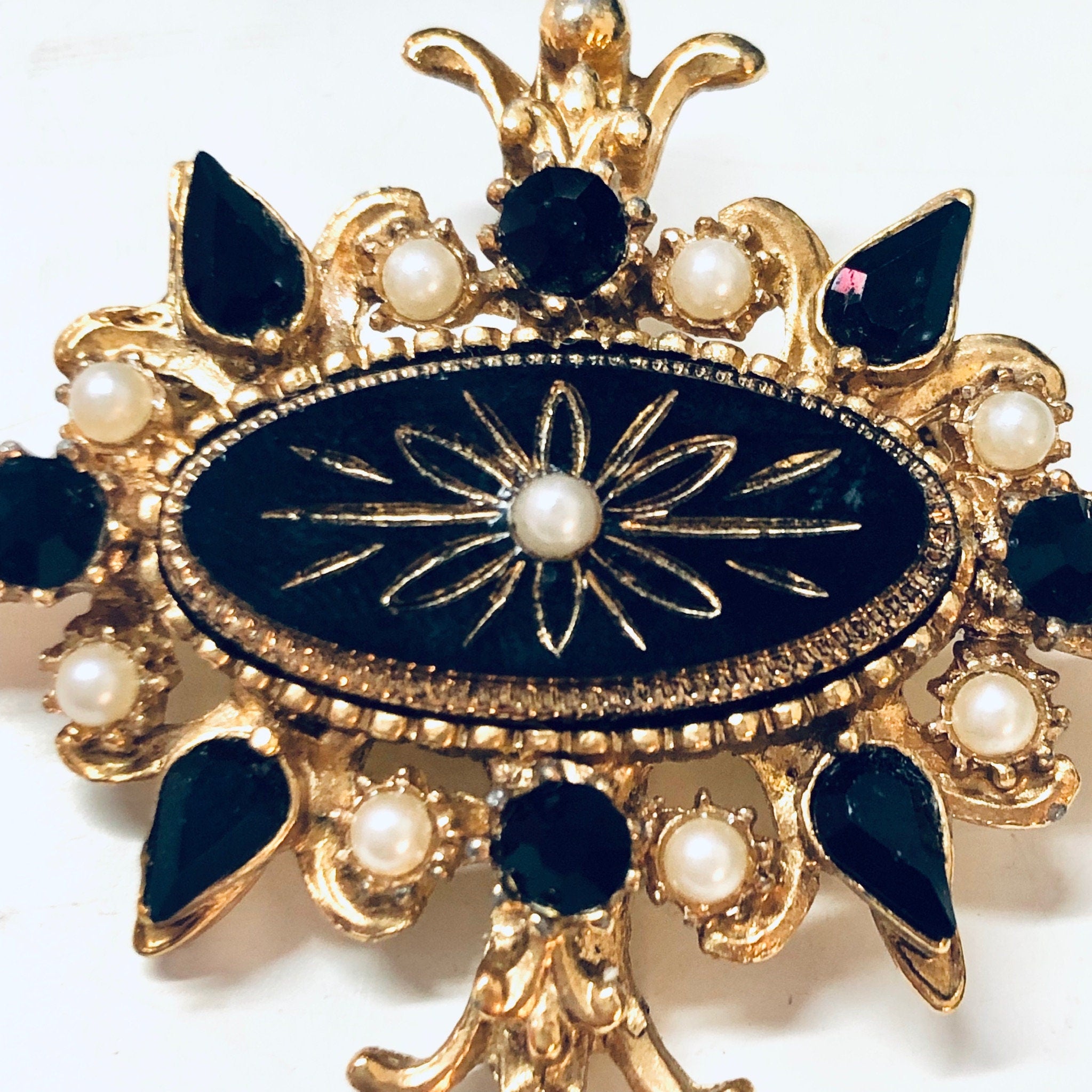 Vintage Brooch, Gold Toned Brooch, Black and Gold, Vintage Jewelry, Vintage Pin, Unique Jewelry, Statement Jewelry, Faux Pearl Pin, Black
