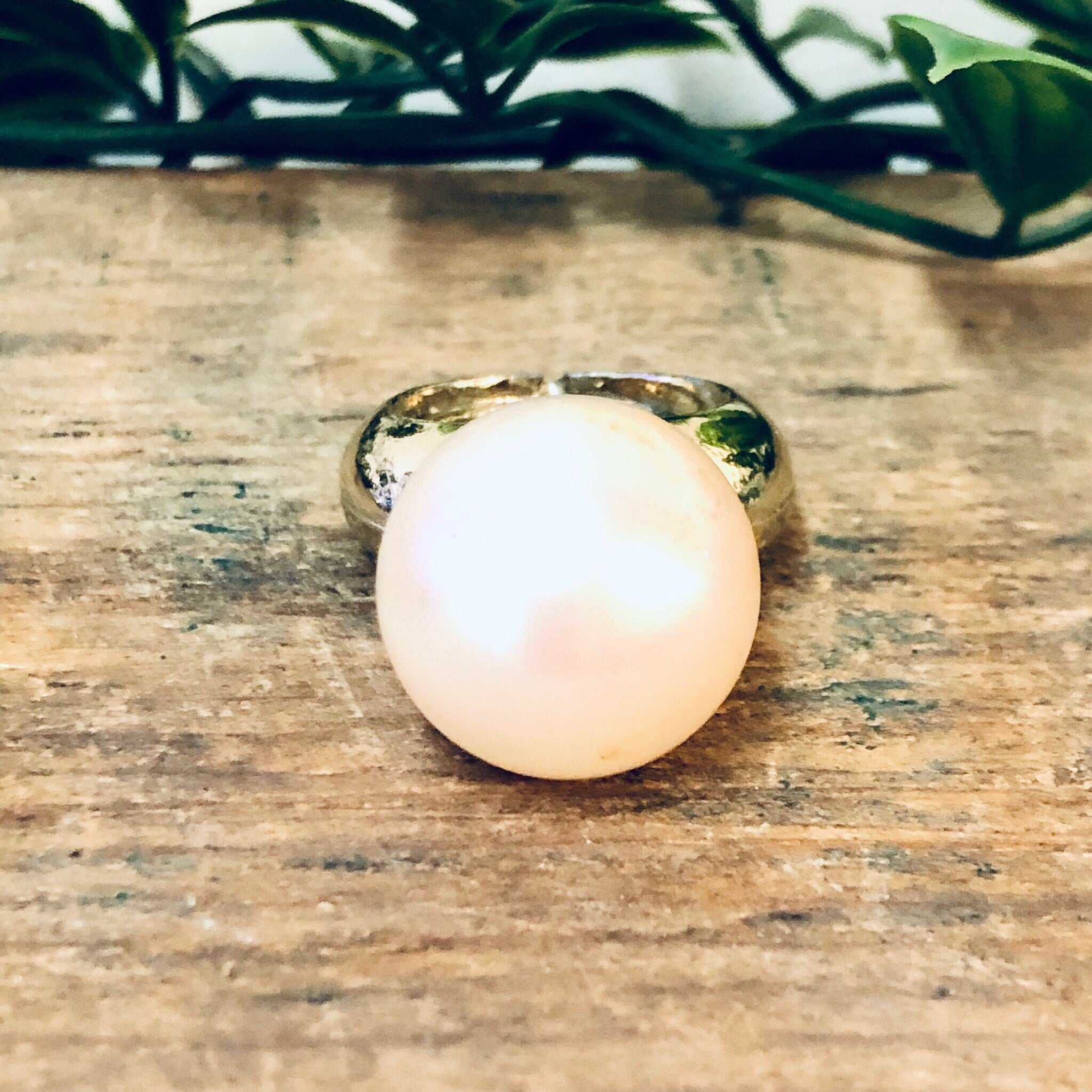 Vintage Ring, Costume Jewelry, Faux Pearl Ring, Gold Toned Ring, Vintage Jewelry, Statement Ring, Cocktail Ring, Plastic Ring, Funk Ring
