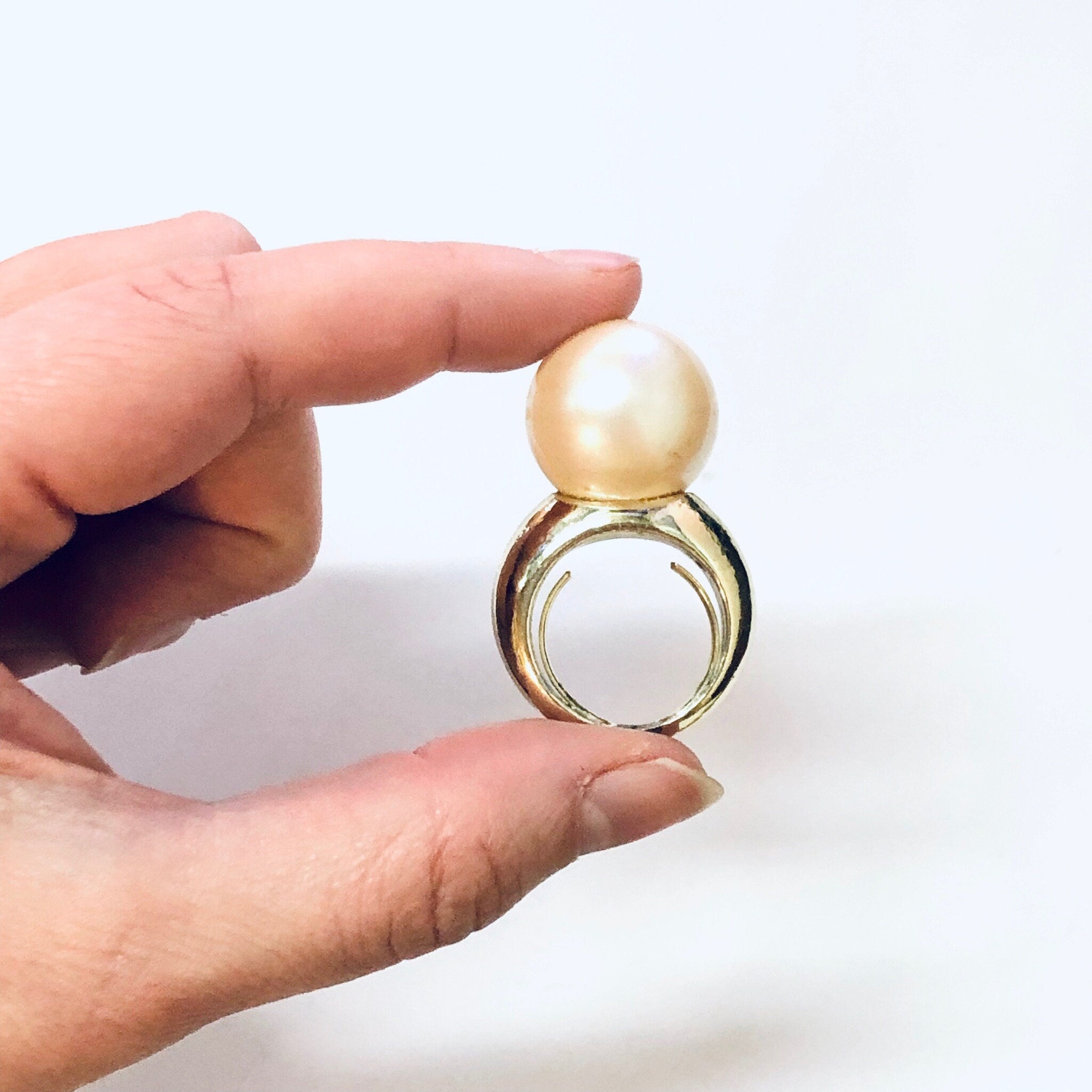 Vintage Ring, Costume Jewelry, Faux Pearl Ring, Gold Toned Ring, Vintage Jewelry, Statement Ring, Cocktail Ring, Plastic Ring, Funk Ring