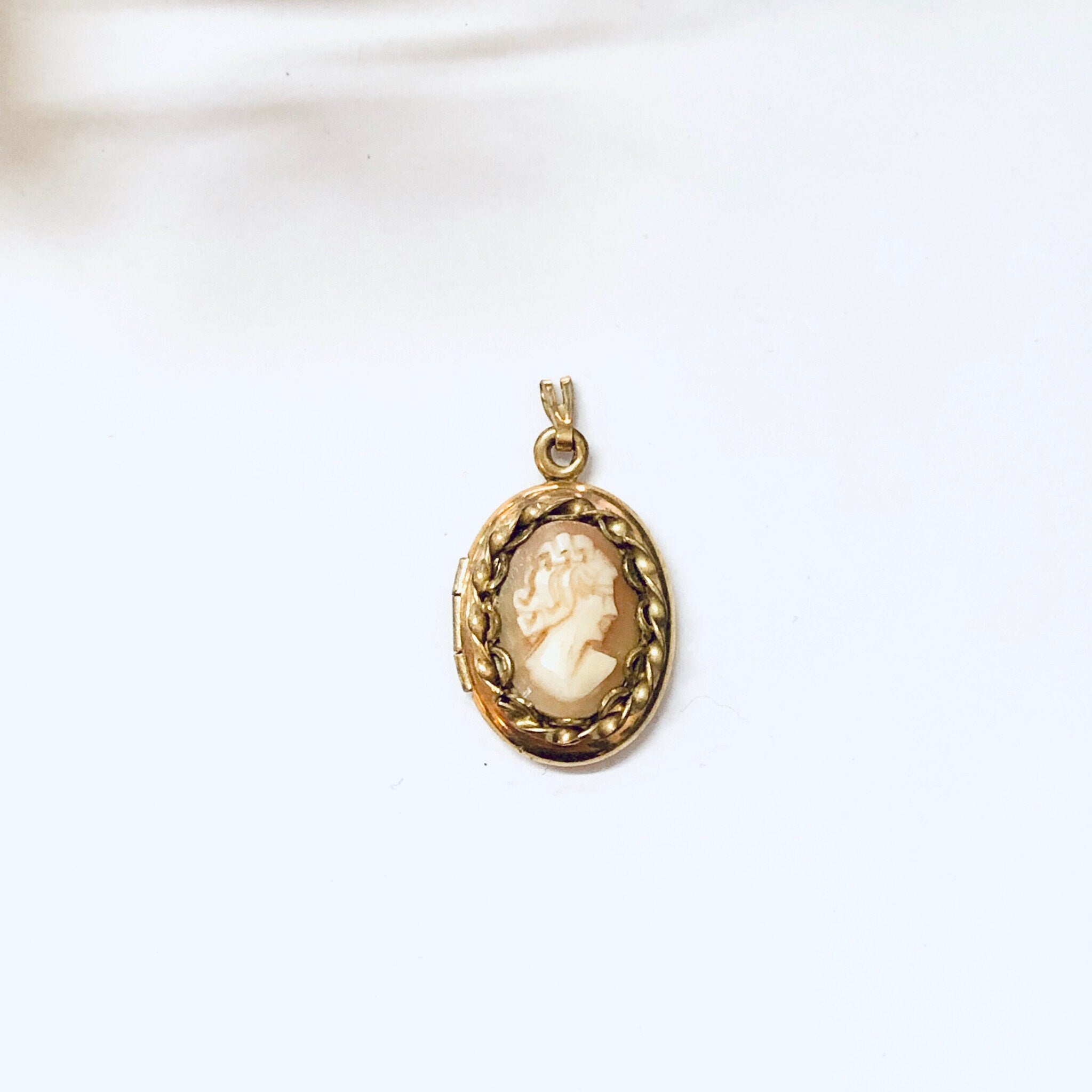 Vintage Locket, Cameo Locket, Vintage Cameo, Small Locket, Gold Toned Locket, Cameo Jewelry, Small Cameo, Pendant Locket, Cameo Pendant