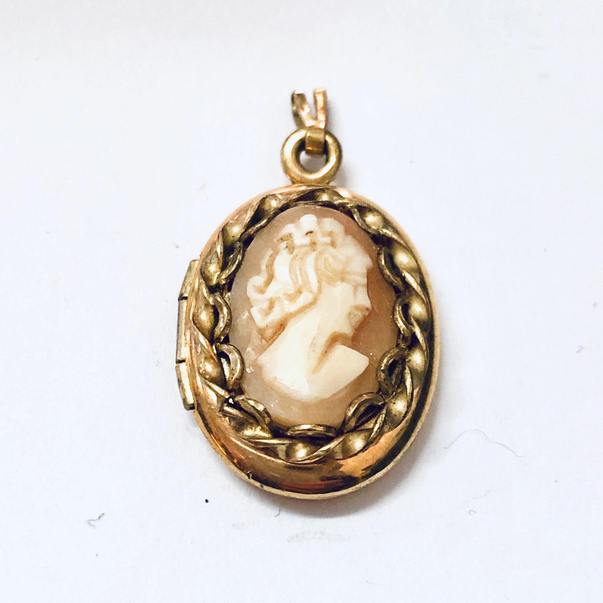 Vintage Locket, Cameo Locket, Vintage Cameo, Small Locket, Gold Toned Locket, Cameo Jewelry, Small Cameo, Pendant Locket, Cameo Pendant